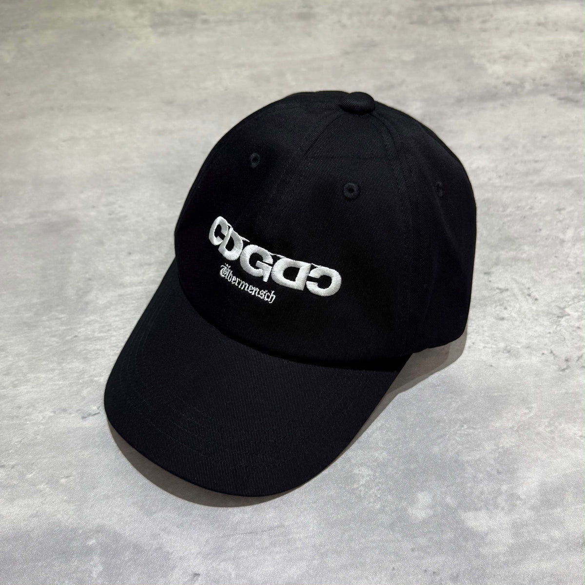 現貨 CDG x G-DRAGON Ubermensch Classic Cap,黑色帽子,前面有標誌,時尚配件