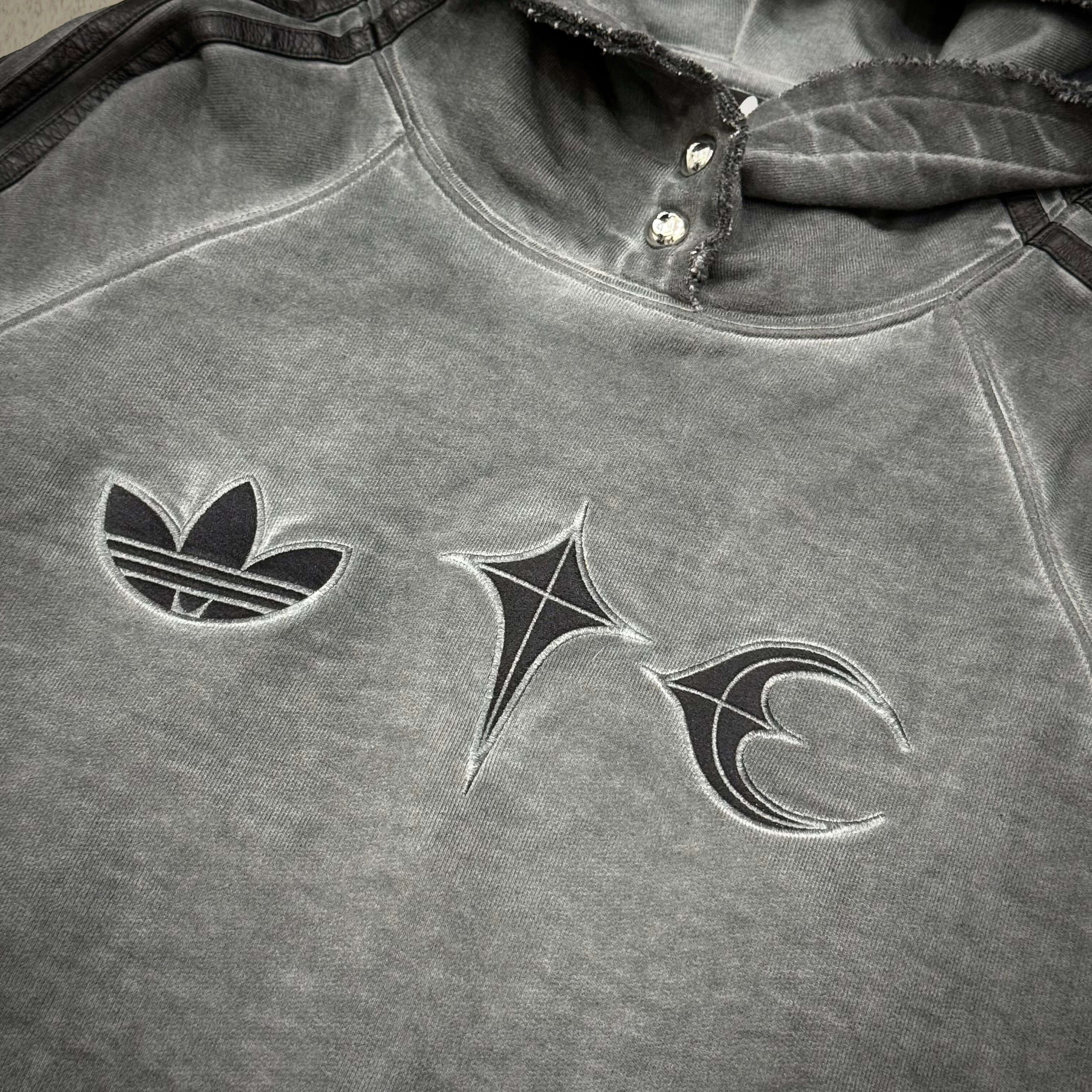 現貨預訂 Thug Club x adidas 服飾細節,展示徽標和設計,時尚舒適的連帽衛衣款式