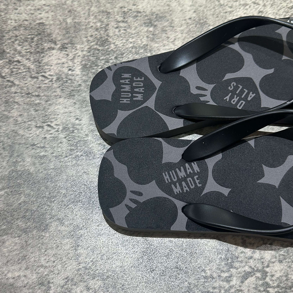 Human Made Beach Sandal,展示其獨特圖案和優雅設計的黑色人字拖鞋。