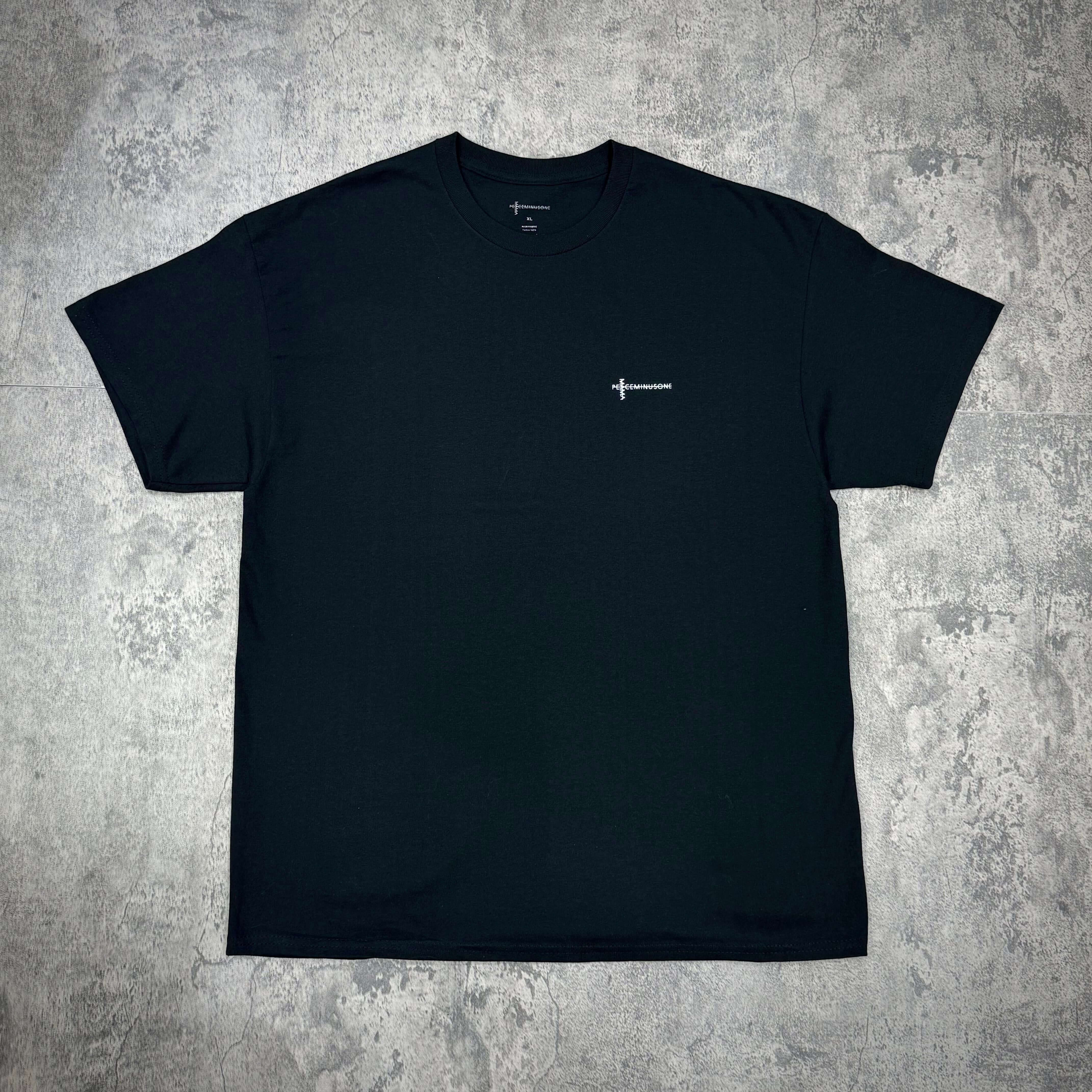 現貨 Peaceminusone G Dragon x 2025 MAMA Awards Tee,黑色短袖T恤,正面有小標誌設計.