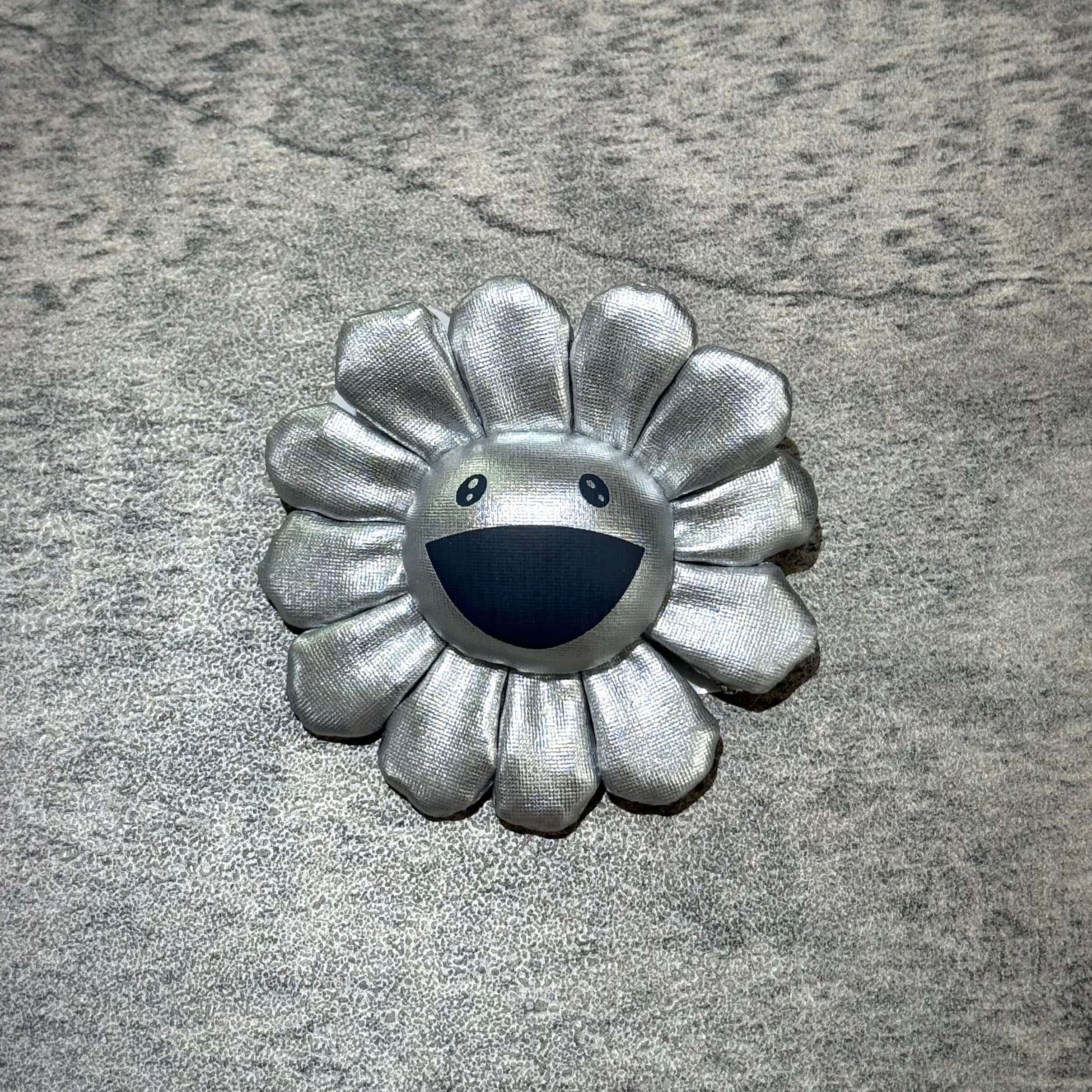 現貨 村上隆 Takashi Murakami Flower Plush 8cm Pin 扣針鎖匙扣