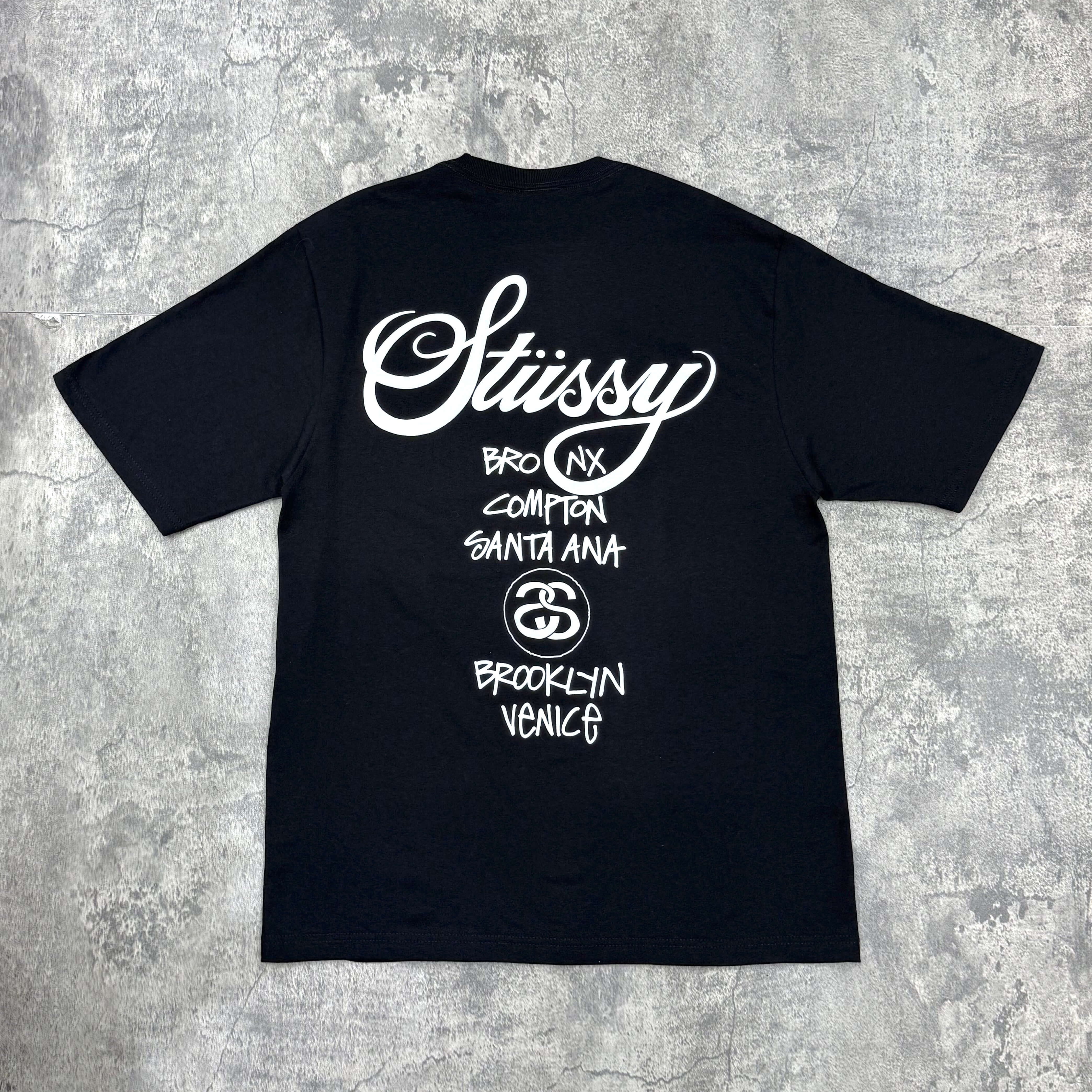 現貨 Stussy World Tour Tee - Navy / Black / White 背面設計包含城市名稱的黑色T恤