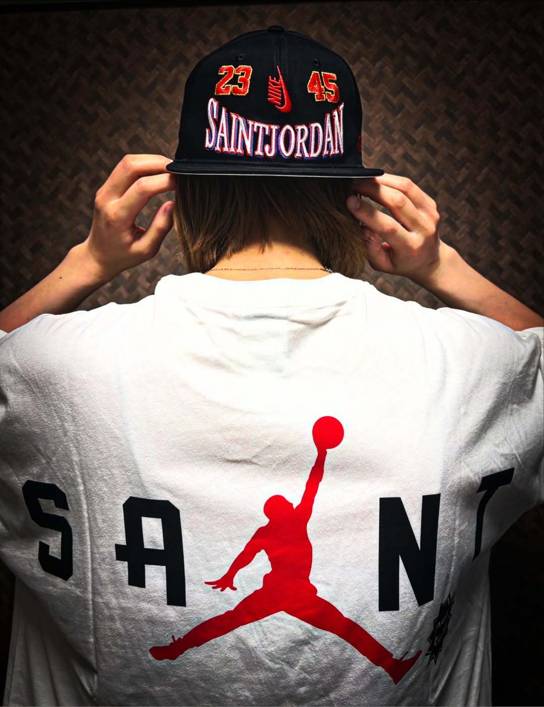 Saint Mxxxxxx Michael Jordan TIME CAPSULE Tee 穿著者背面的圖片,顯示籃球運動員的標誌和設計。