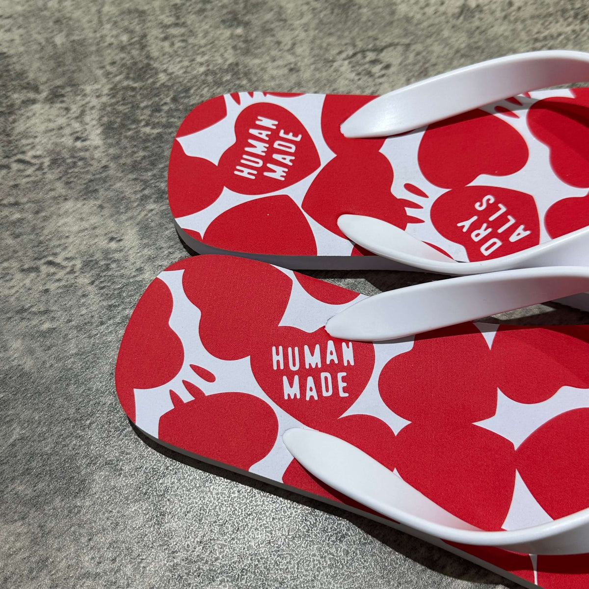 Human Made Beach Sandal 的紅色鞋底,印有心形圖案和品牌標誌。