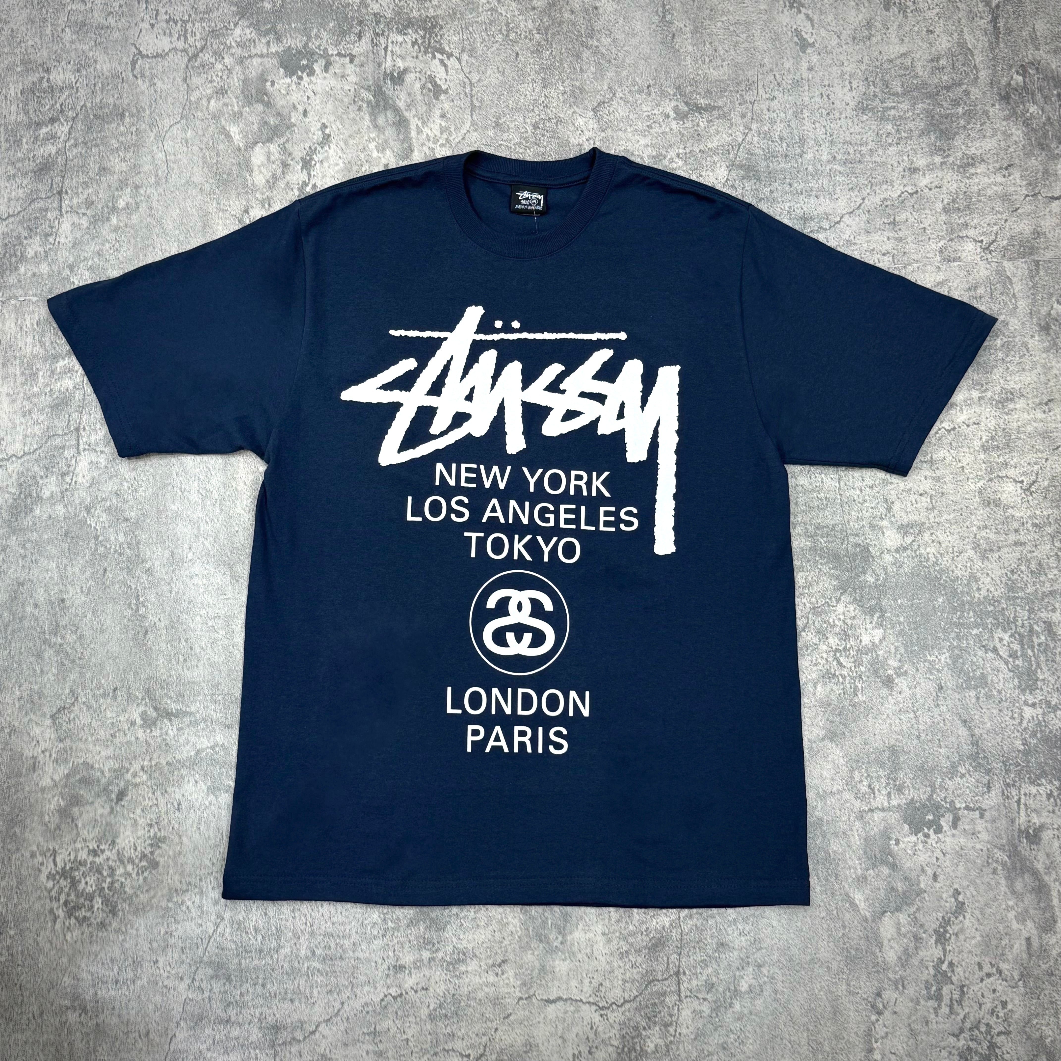 現貨 Stussy World Tour Tee - Navy / Black / White,印有城市名稱的時尚T恤,適合休閒穿搭。