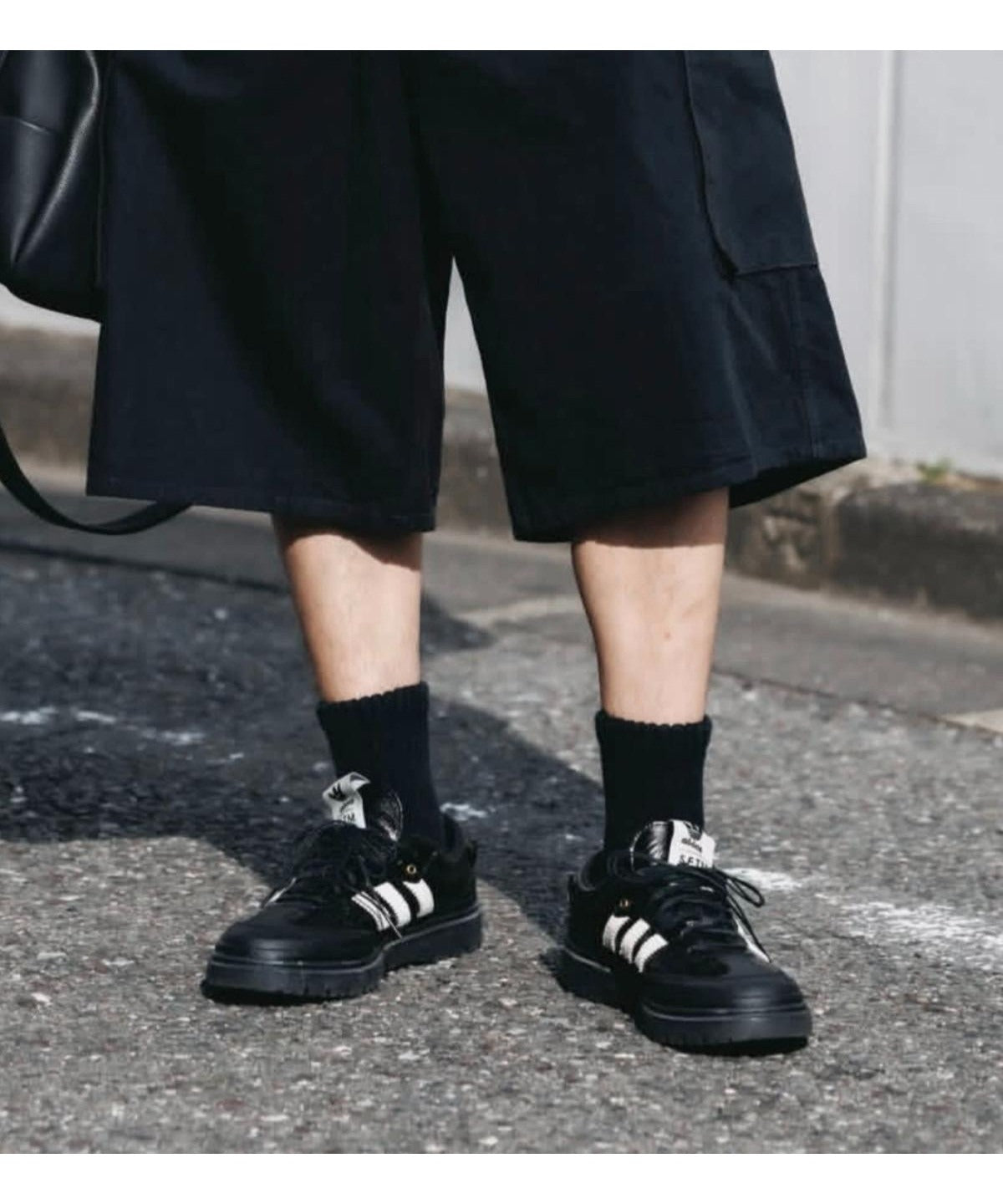 adidas Samba LX Freizeit x Song For The Mute 穿搭展示,搭配黑色短褲與襪子。