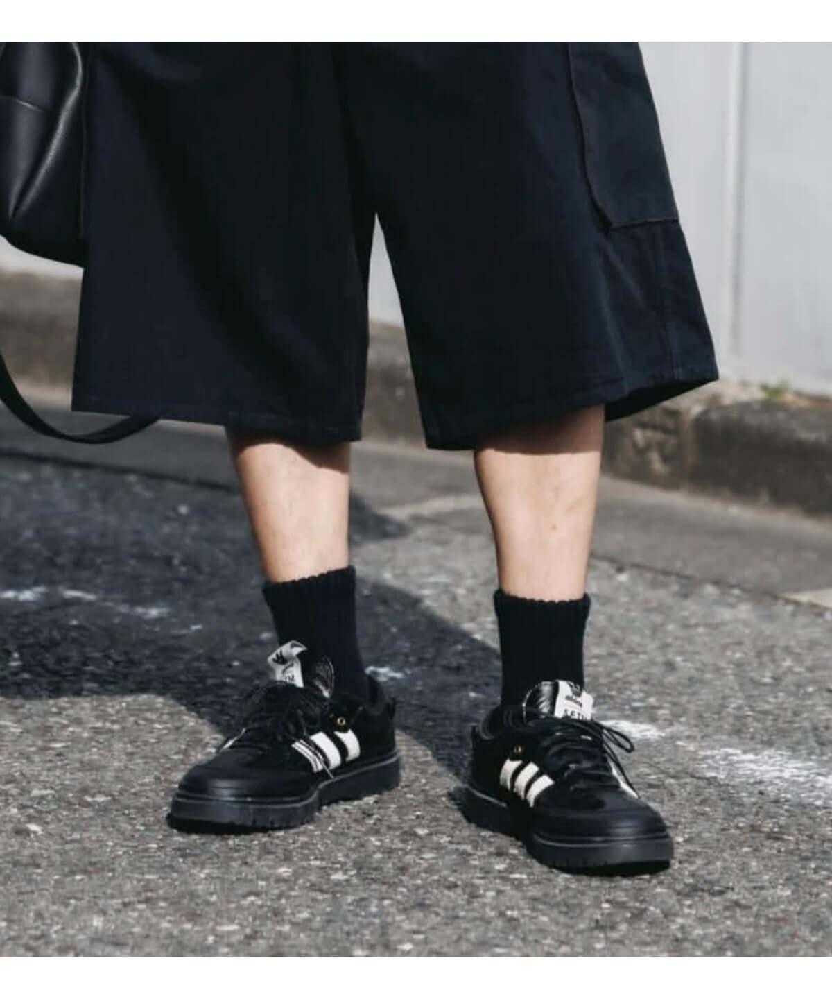 adidas Samba LX Freizeit x Song For The Mute 穿搭展示,搭配黑色短褲與襪子。