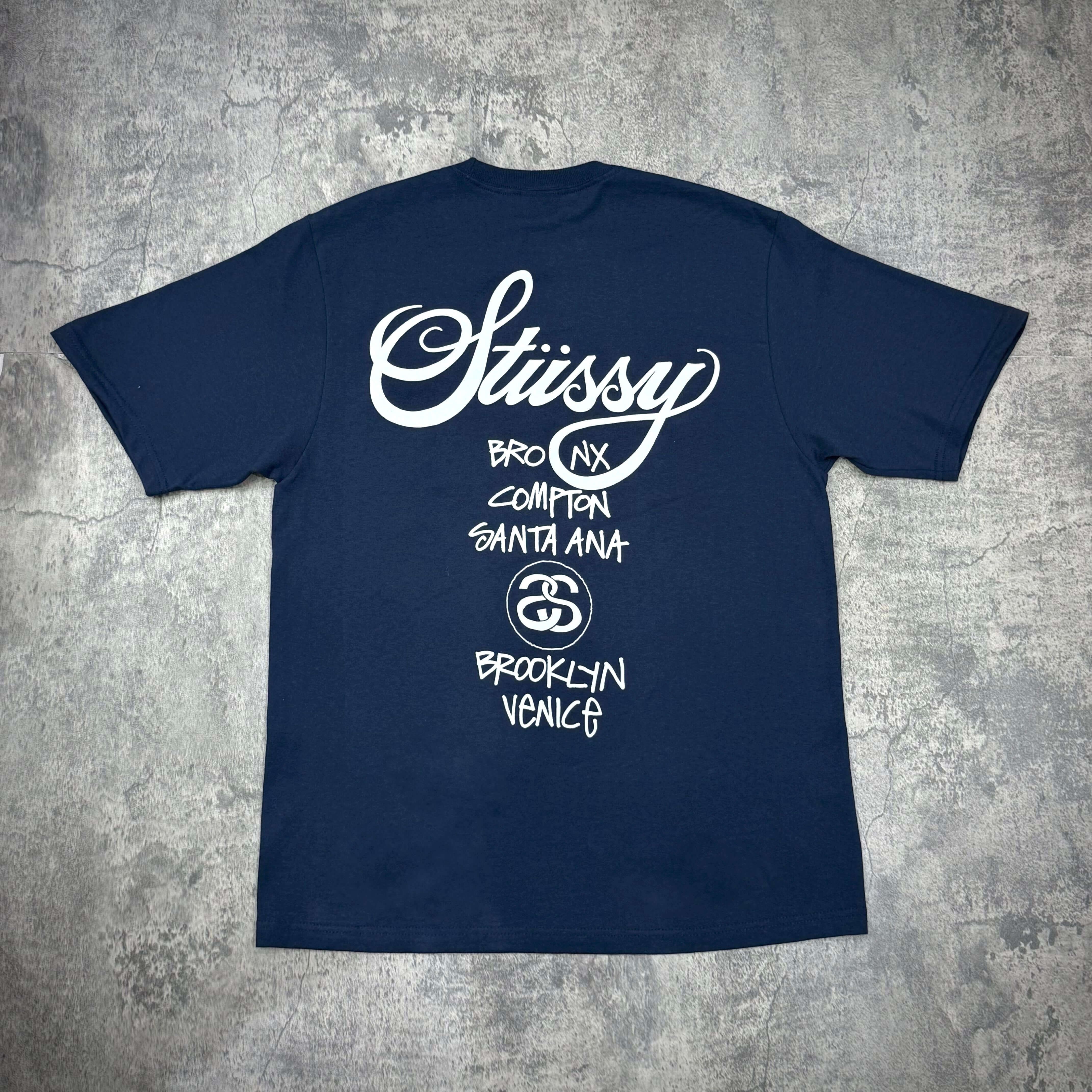 現貨 Stussy World Tour Tee - Navy / Black / White 背面設計,印有城市名稱和經典標誌