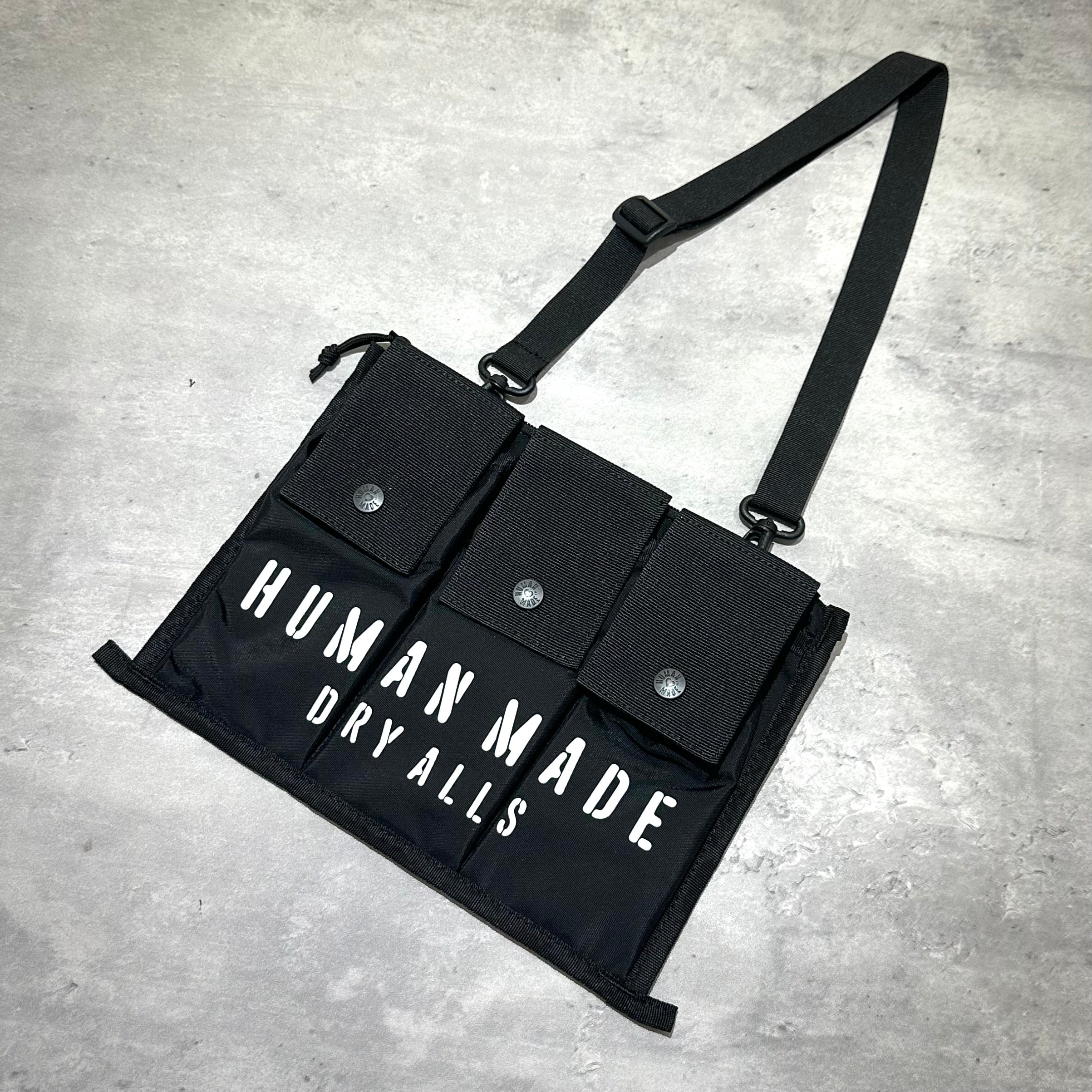 Human Made Military Shoulder Bag HM32GD011,黑色設計,配有多個口袋,展示個性與實用性。