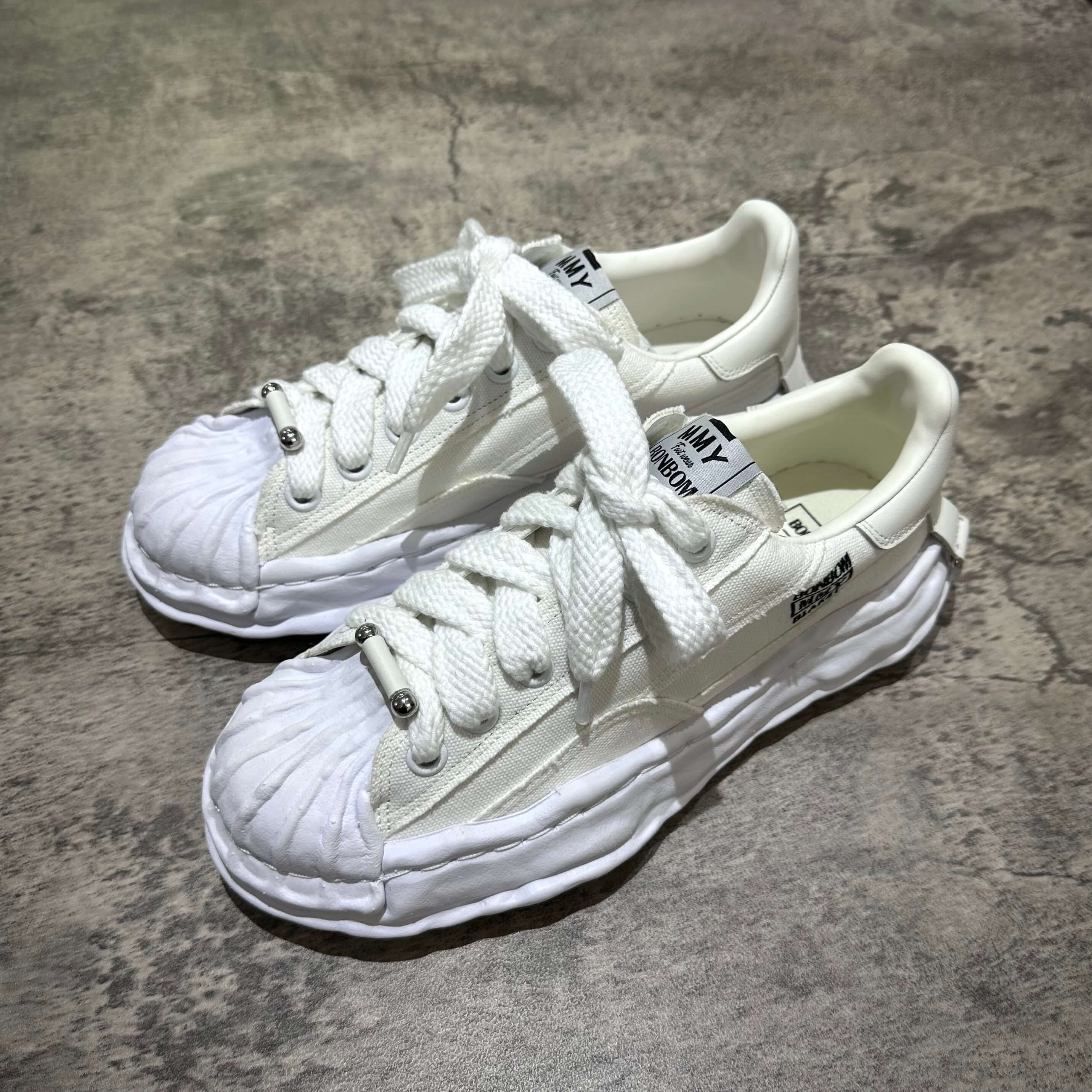 BONBOM x Maison Mihara Yasuhiro MMY BLAKEY OG Canvas - White
Sku: C14FW701 - White