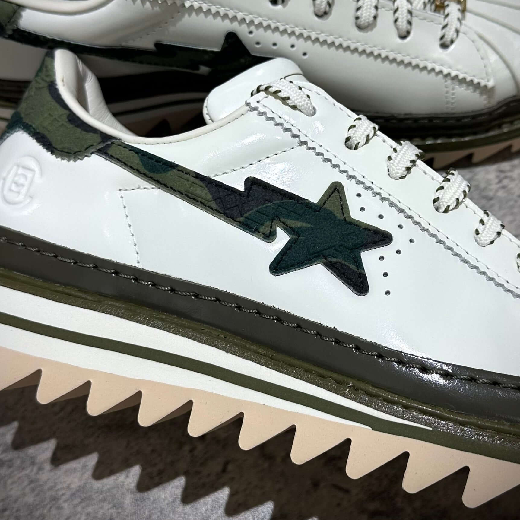 現貨 CLOT x BAPE x Adidas Superstar 鞋款細節,白色皮革搭配迷彩星星設計的運動鞋