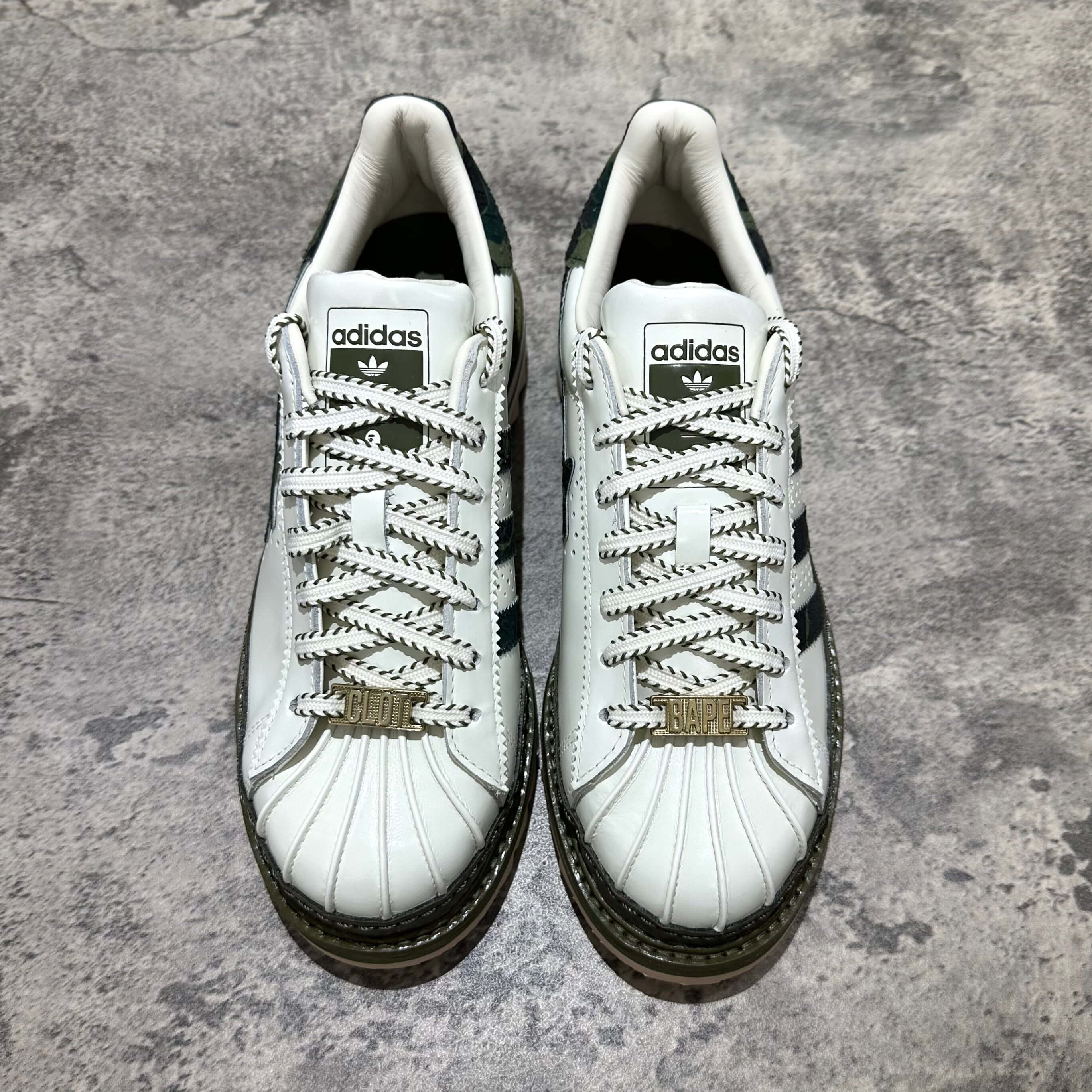 現貨 CLOT x BAPE x Adidas Superstar 鞋款,白色鞋面搭配黑色條紋,設計獨特