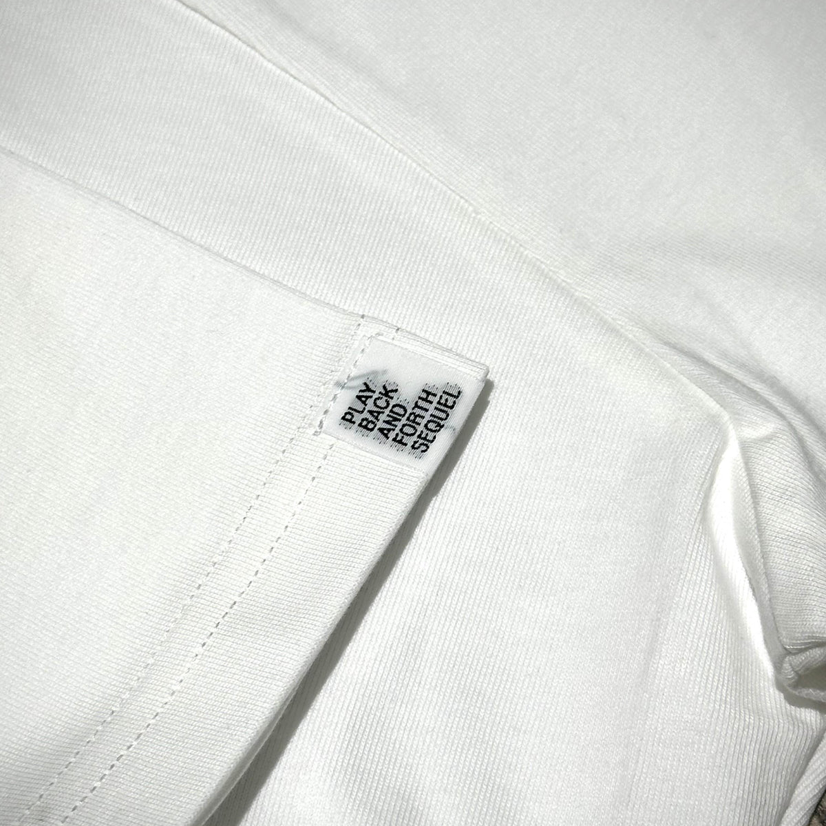Carnival x Weekend Sequel x Fragment OVS Tee服裝細節,展示白色T恤的標籤。