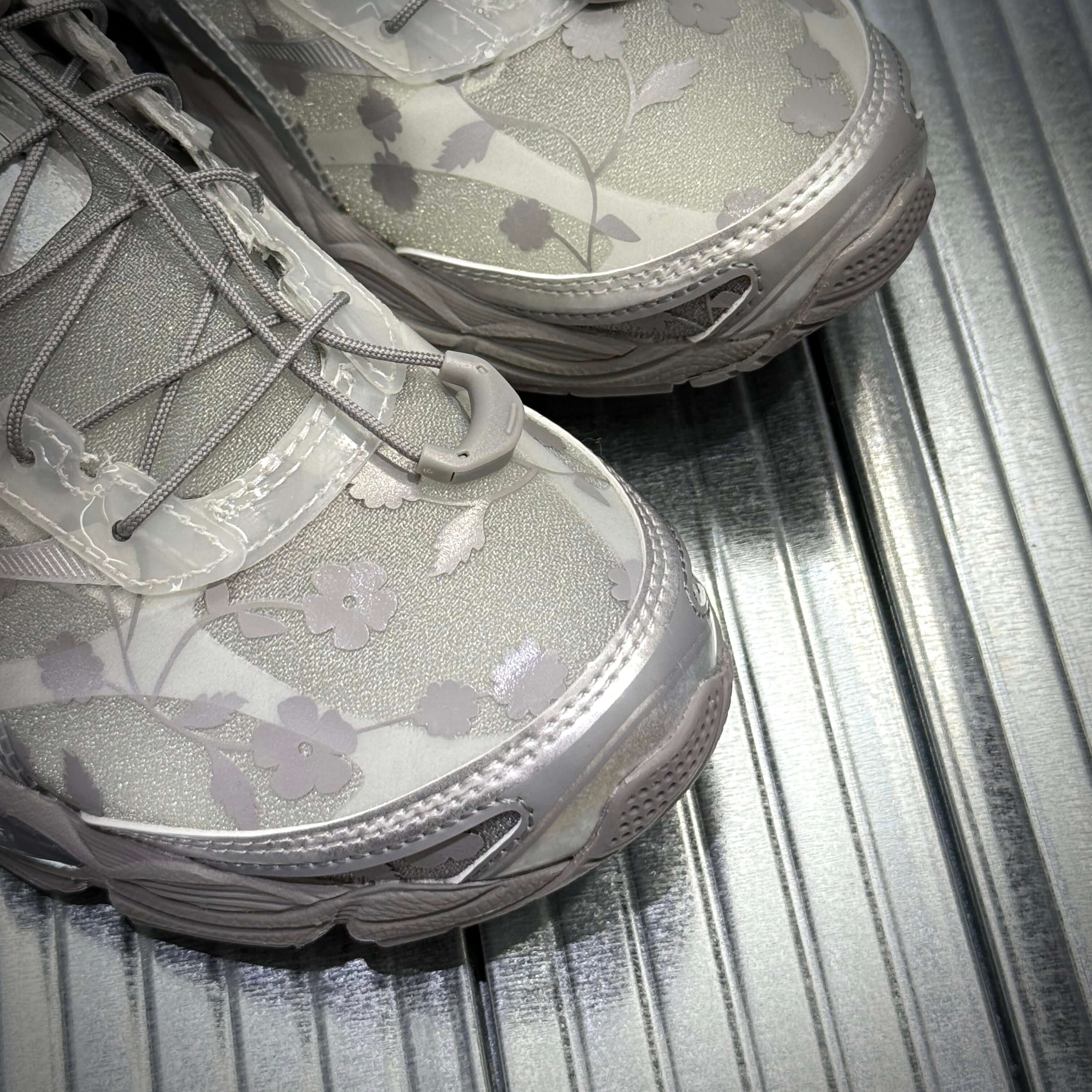 現貨 預訂 Cecilie Bahnsen x ASICS Gel-Cumulus 16 SSCB - Glacier Grey / Pure Silver 鞋子特寫,展現精緻圖案