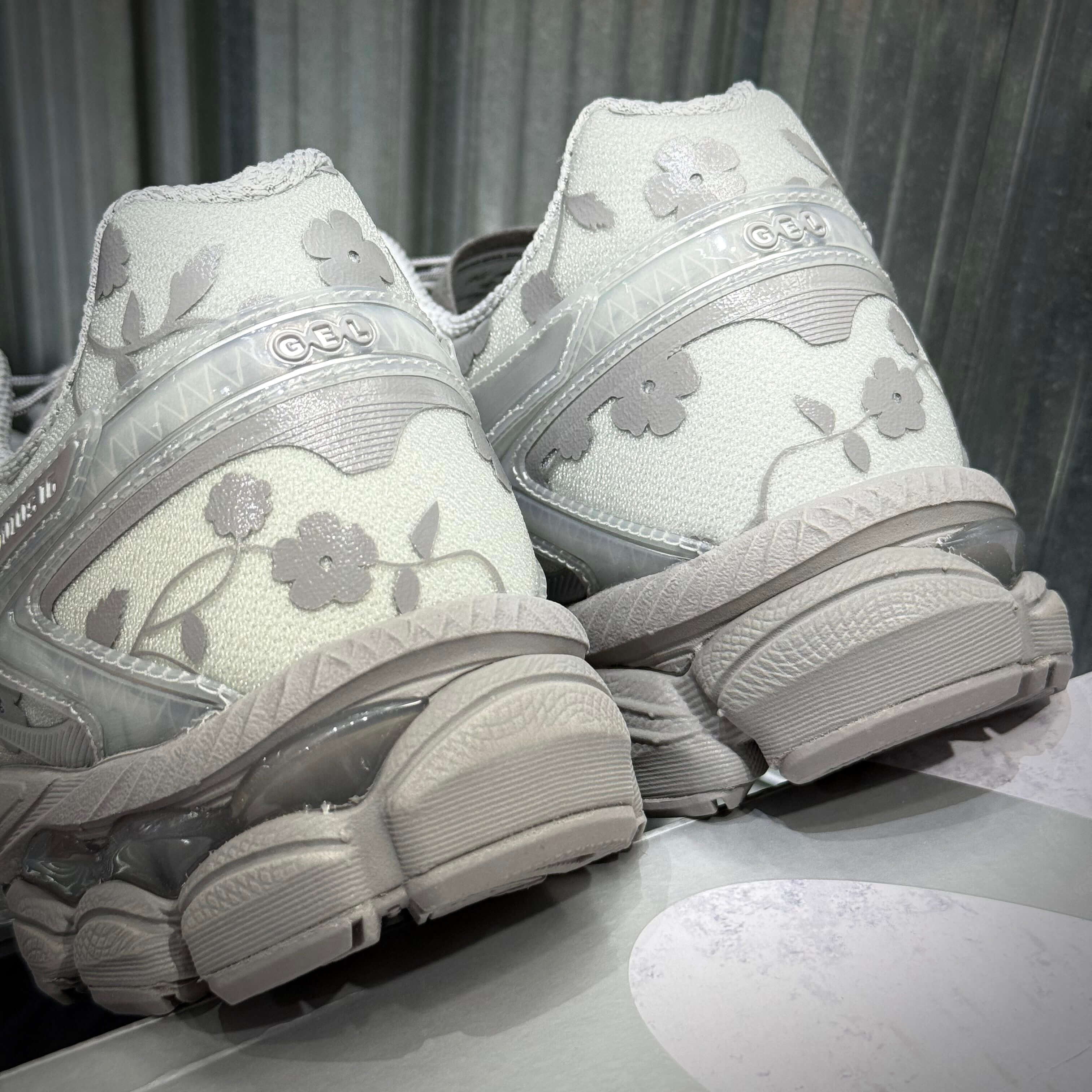 現貨 預訂 Cecilie Bahnsen x ASICS Gel-Cumulus 16 SSCB 背面細節圖片,灰色花卉設計。