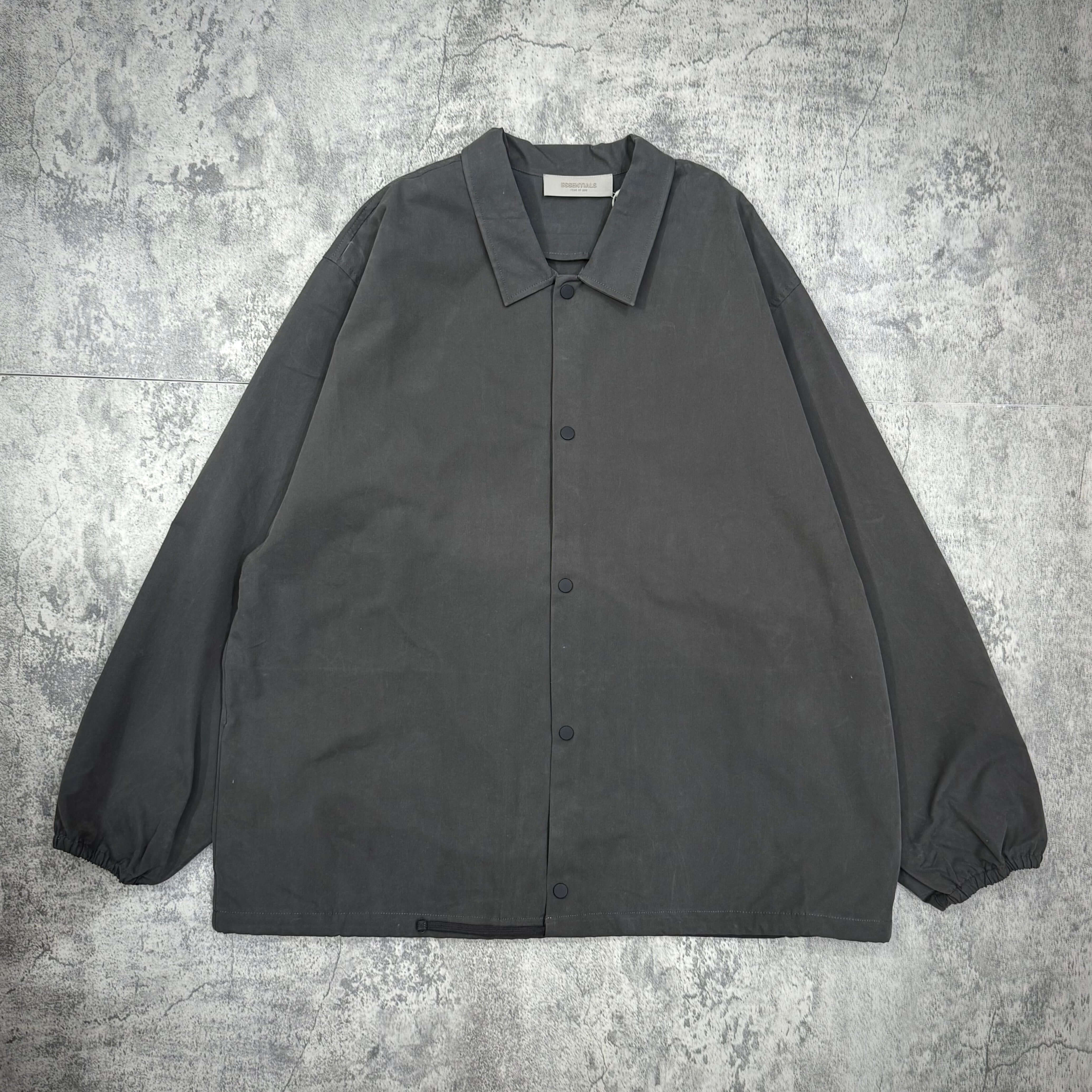 現貨 FOG Essentials 1977 Coaches Jacket SS22 - Iron 的黑色外套,簡約設計,適合春秋穿搭