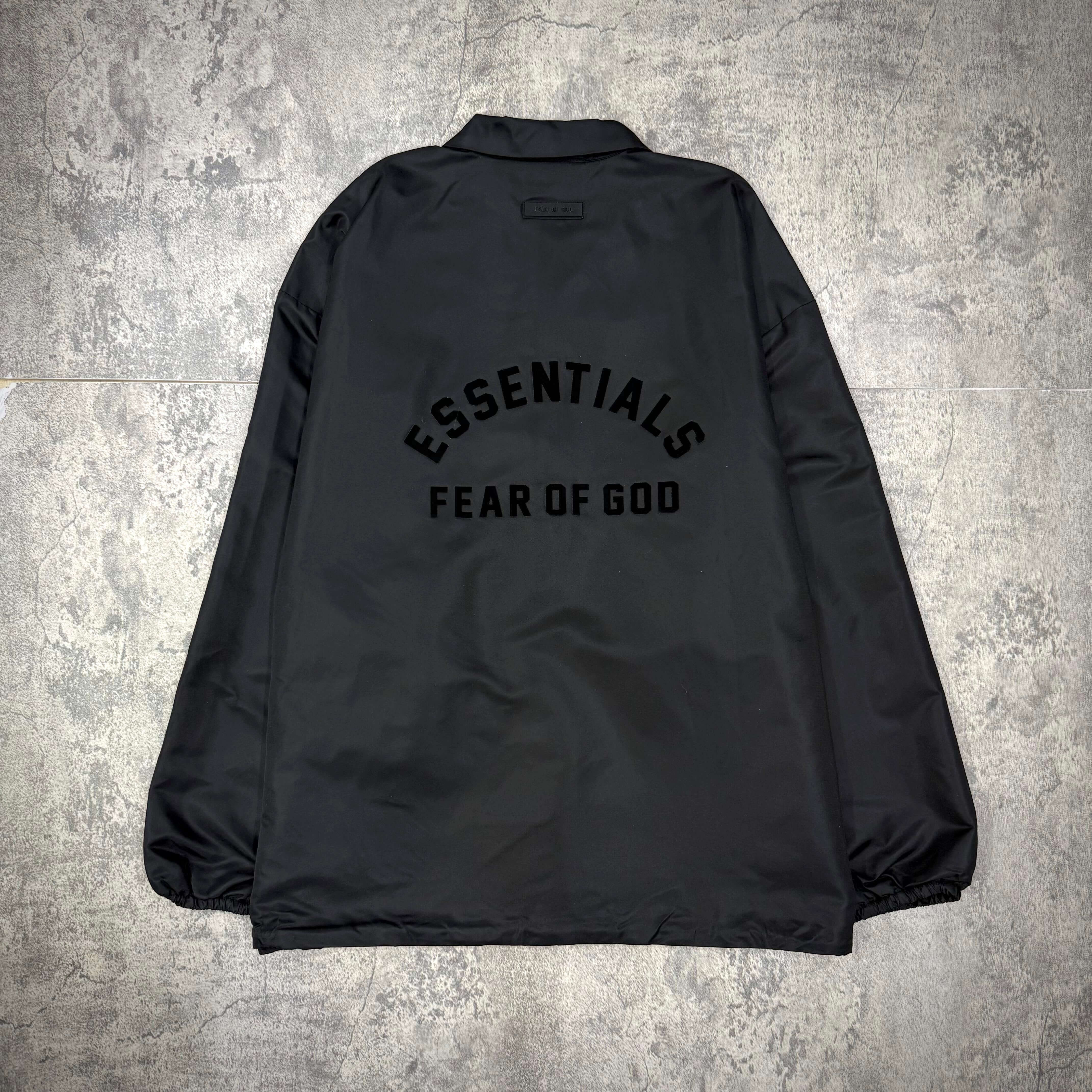 現貨 FOG Essentials Coaches Jacket SS23 - Jet Black 背面設計,印有 ESSENTIALS 和 FEAR OF GOD 字樣