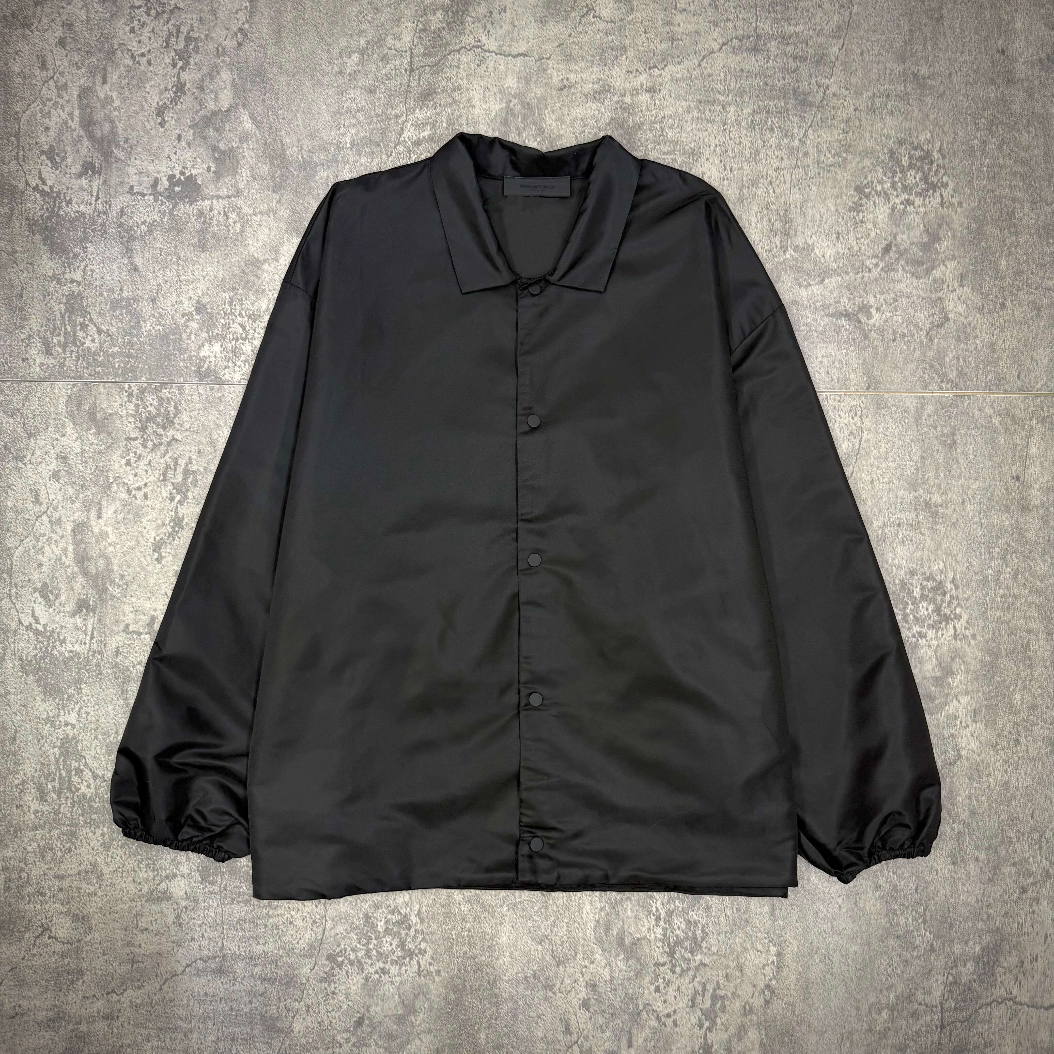 現貨 FOG Essentials Coaches Jacket SS23 - Jet Black,黑色外套,正面展示,簡單大方的設計