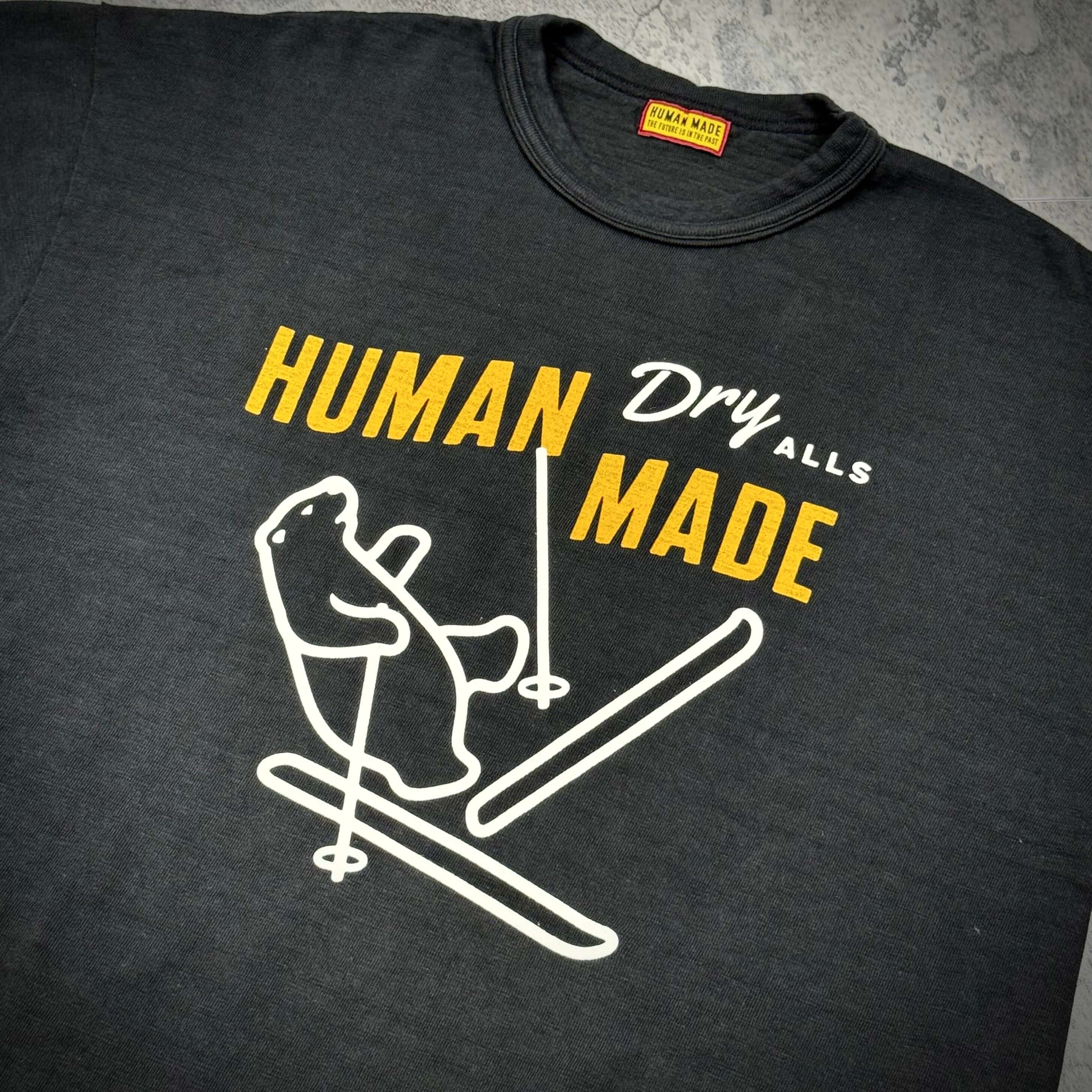 現貨 Human Made Graphic Tee HM30TE010 - Black / White,展示熊滑雪圖案的黑色 T 恤