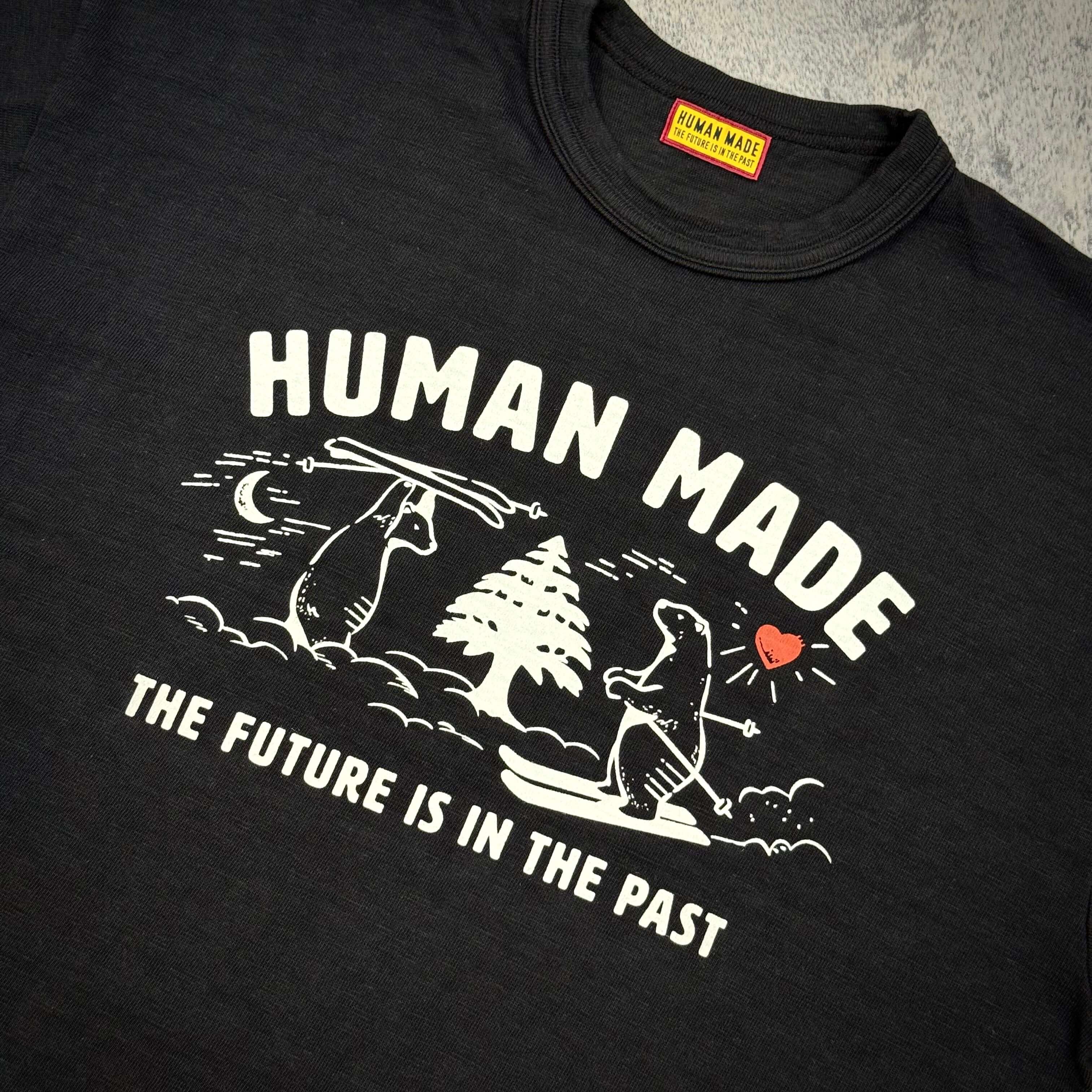 Human Made Graphic Tee HM30TE016 黑色印刷設計,展示未來與過去的主題