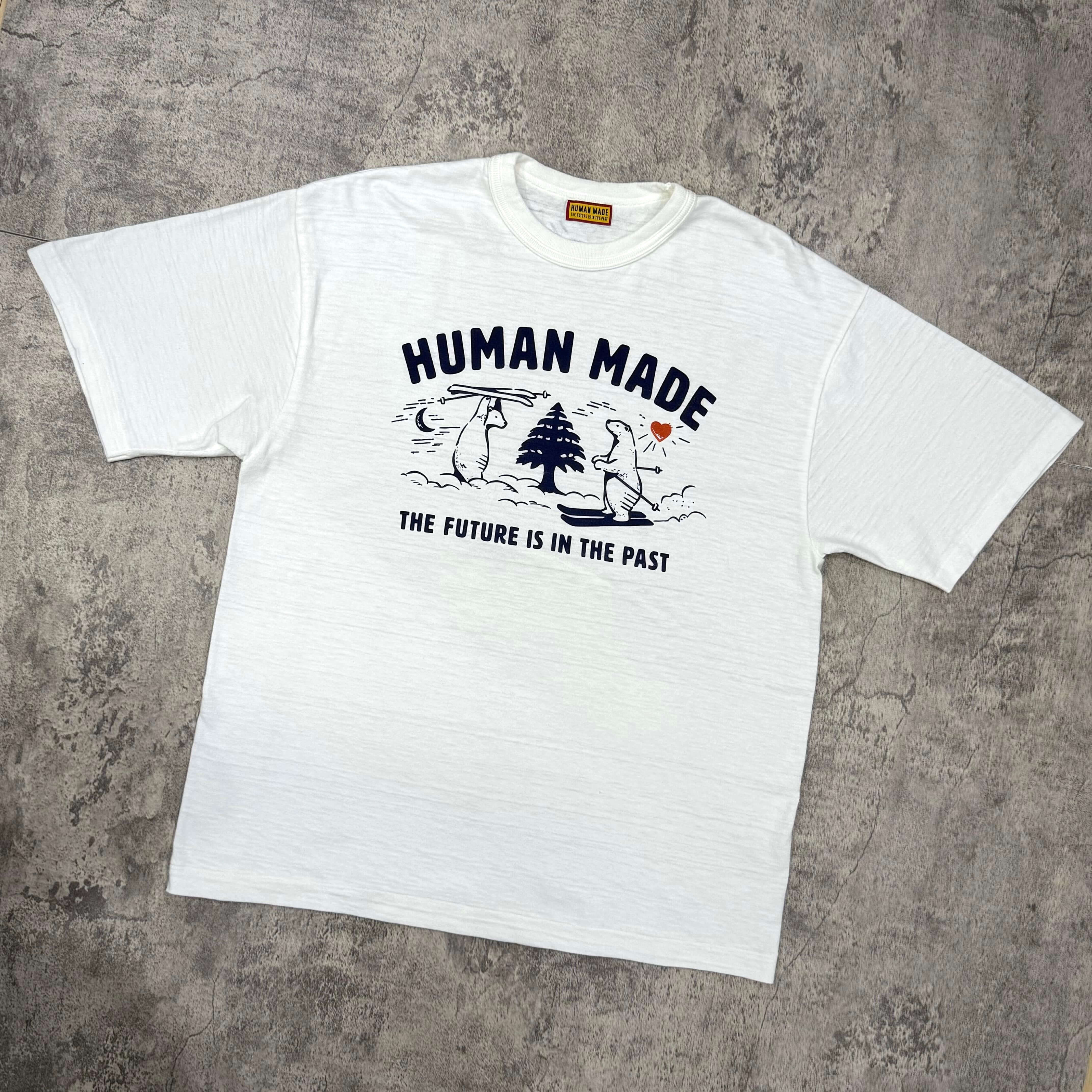 Human Made Graphic Tee HM30TE016 白色短袖T恤,前面印有標語和圖案,展現獨特風格