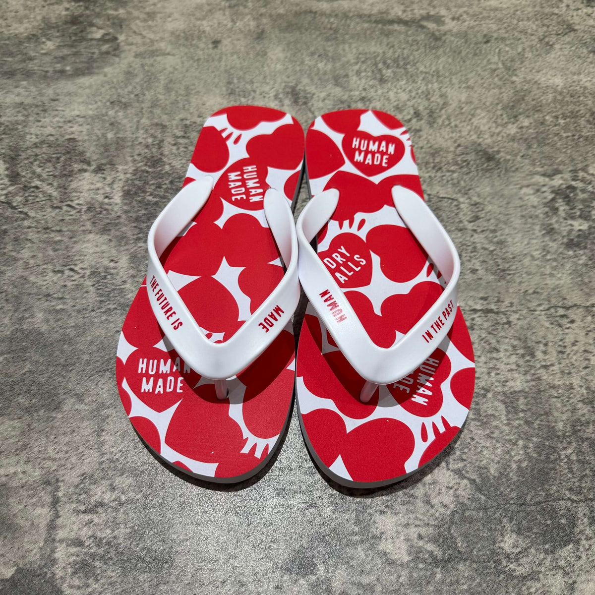 Human Made Beach Sandal以紅色為主的時尚沙灘拖鞋,設計獨特,展現復古潮流風格。