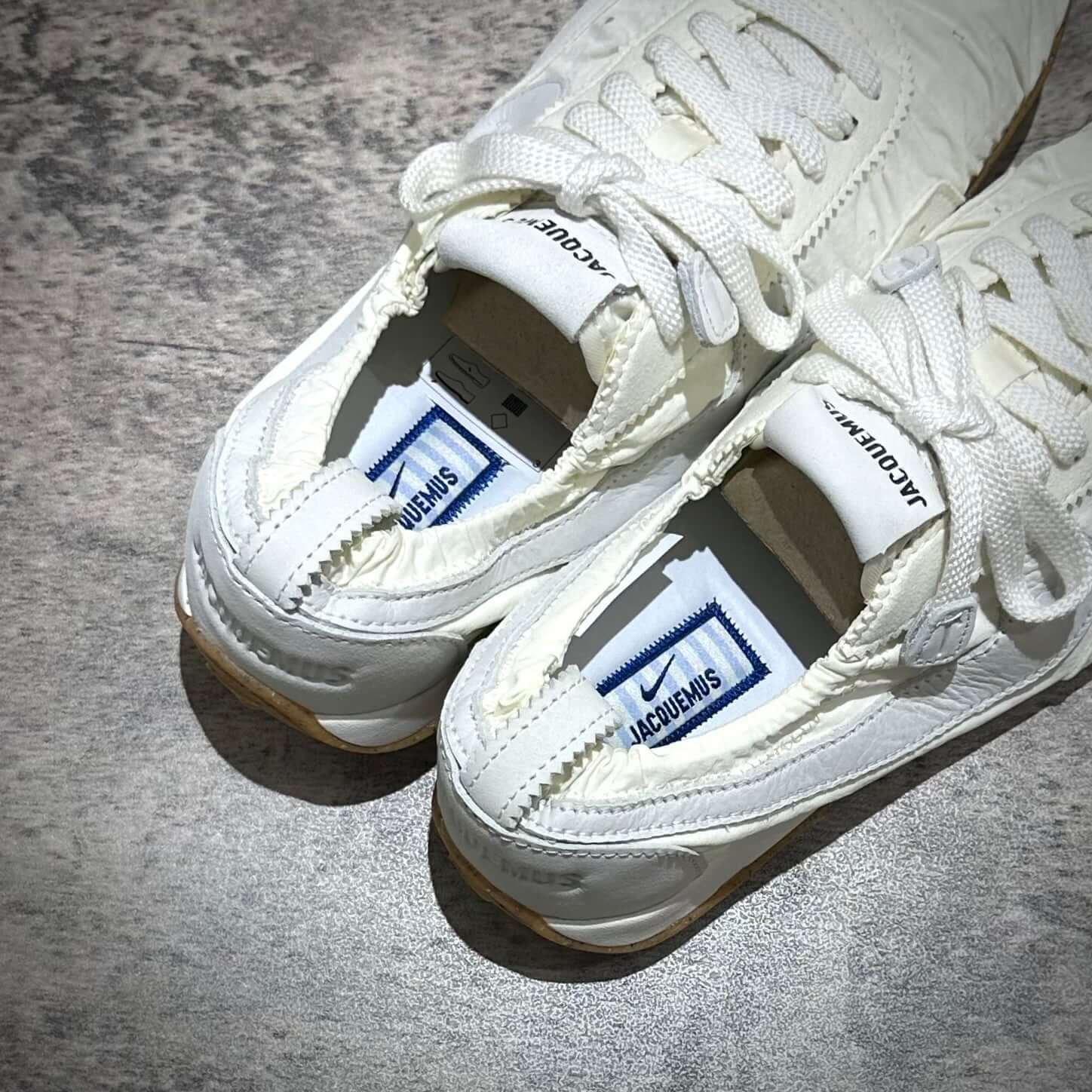 現貨預訂 Jacquemus x Nike Moon Shoe SP - White 鞋面特寫,展現雙品牌標誌和設計細節