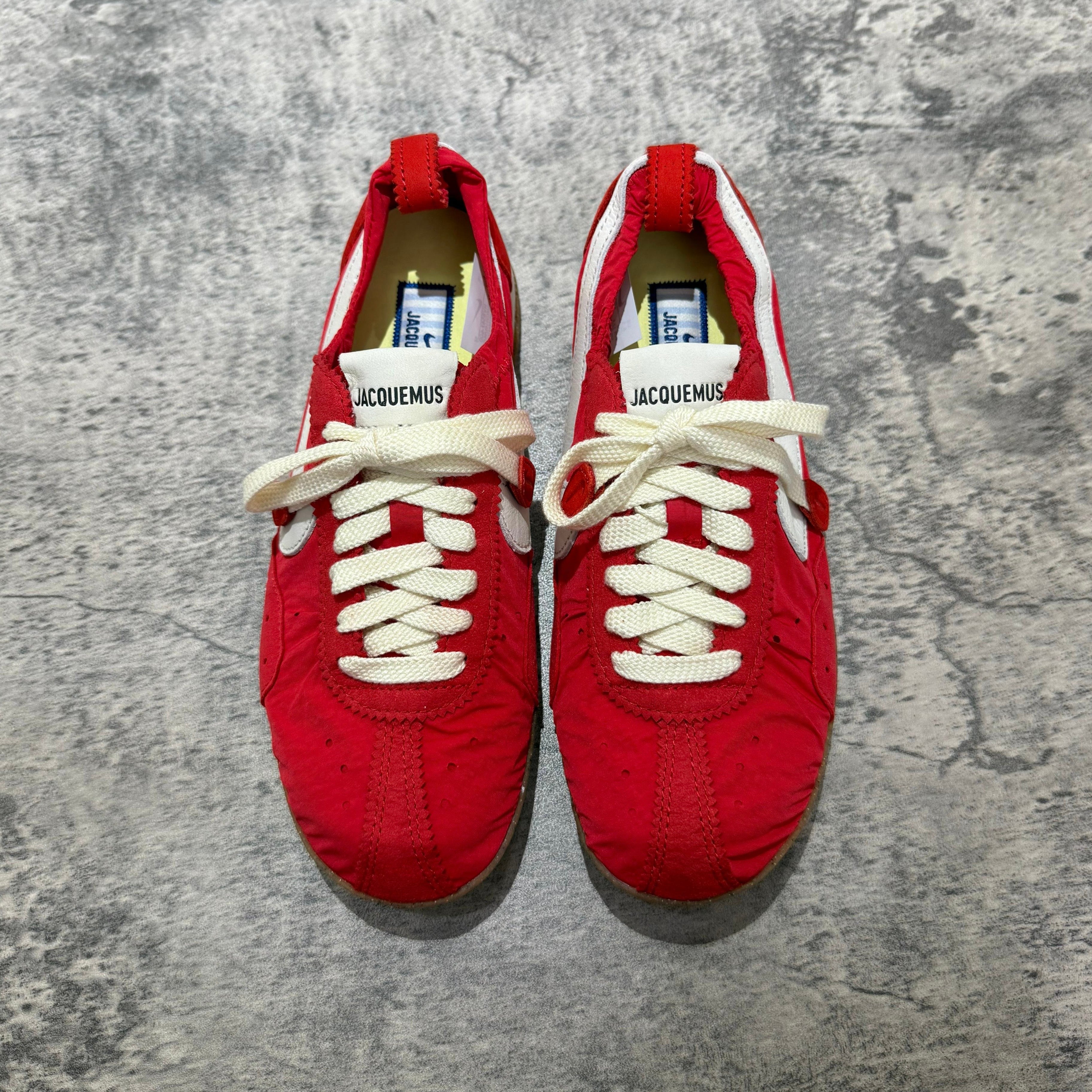 Jacquemus x Nike Moon Shoe SP - University Red
Sku: HV8547-600