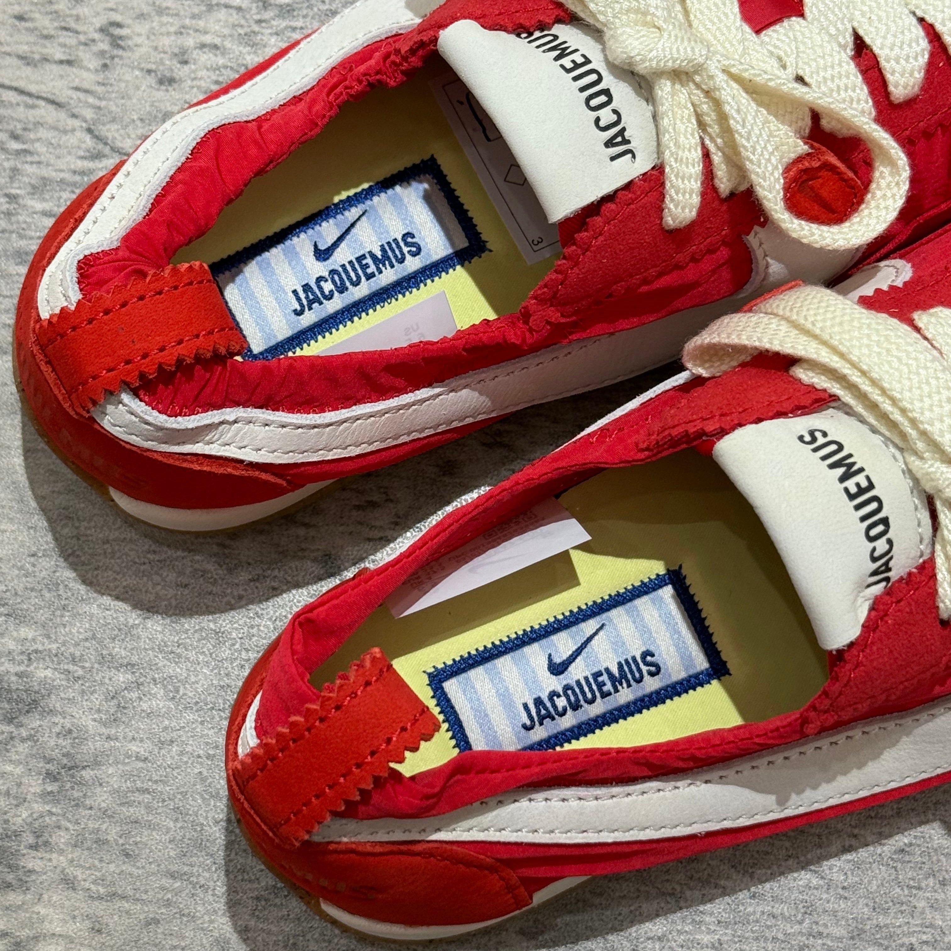Jacquemus x Nike Moon Shoe SP - University Red
Sku: HV8547-600