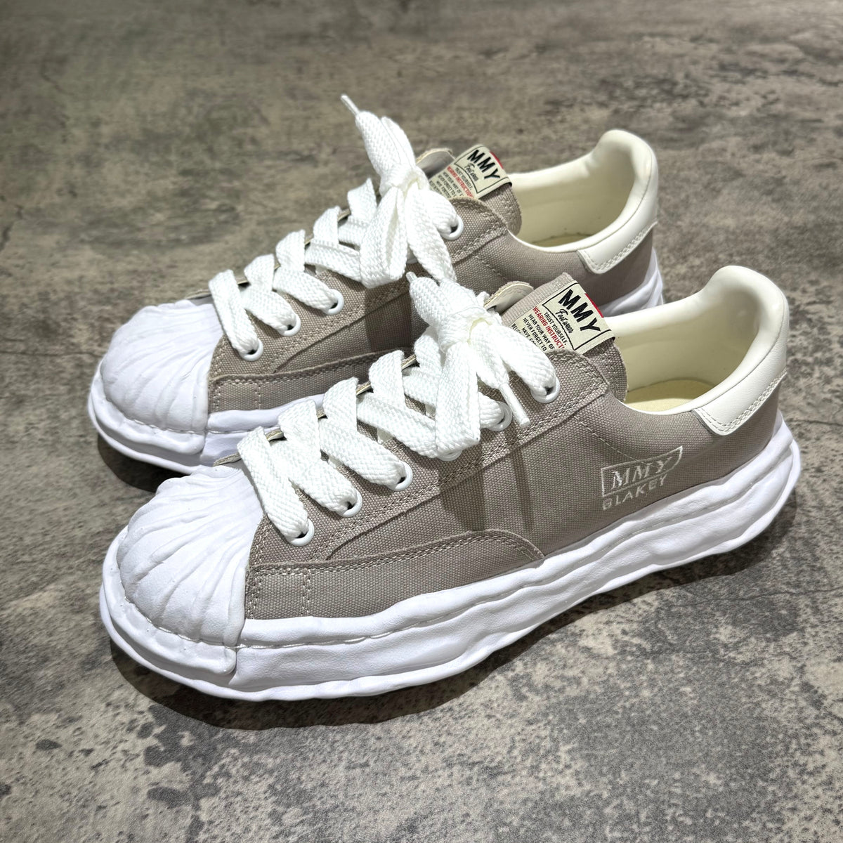 MMY BLAKEY OG Canvas - Gray sneakers with white laces and rubber sole, featuring a classic court silhouette.