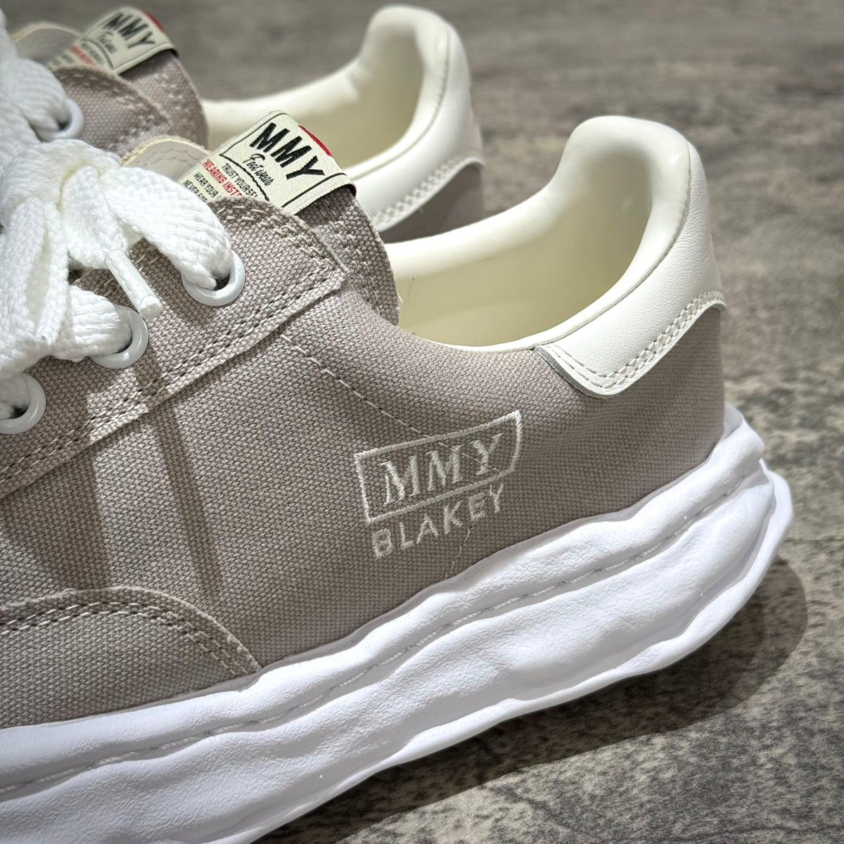 MMY BLAKEY OG Canvas shoes in gray with white sole and laces, stylish court silhouette.