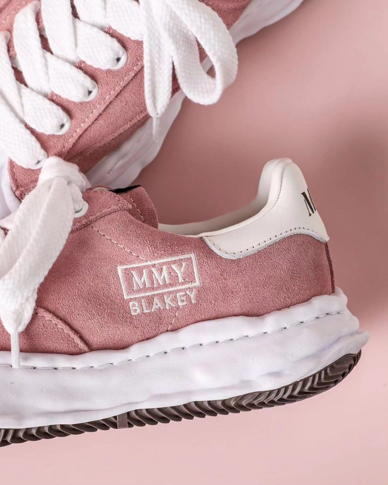 MMY Blakey Suede Low - Pink A17FW745 close-up of sneakers with white laces on a pink background.