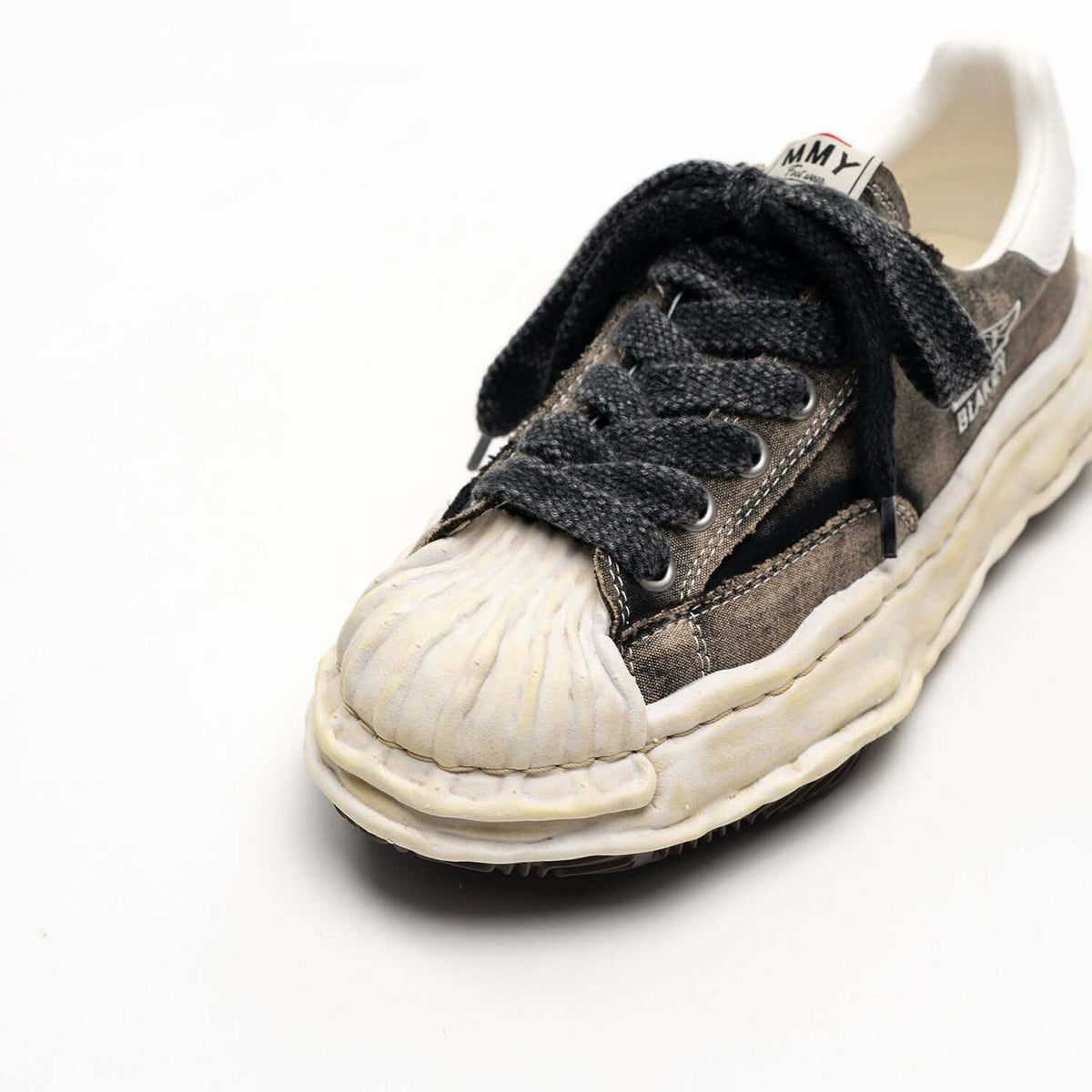MMY Blakey Bleached Canvas Low - Black A17FW731 sneaker with distinctive rubber sole and dark laces.