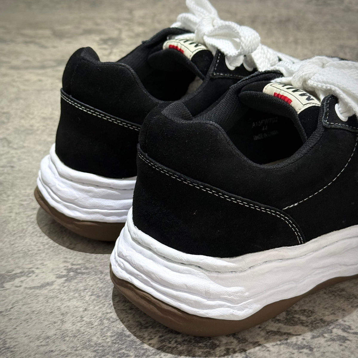 MMY Oliver Suede Low - Black shoes with suede uppers and rubber soles, featuring laces and rear view.