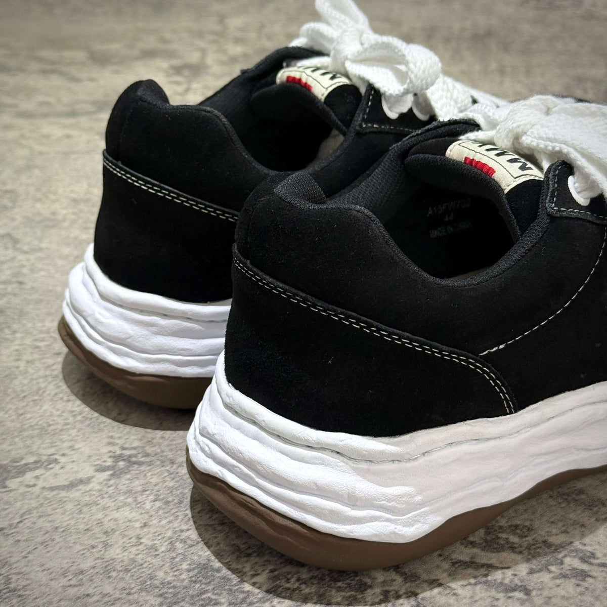 MMY Oliver Suede Low - Black shoes with suede uppers and rubber soles, featuring laces and rear view.