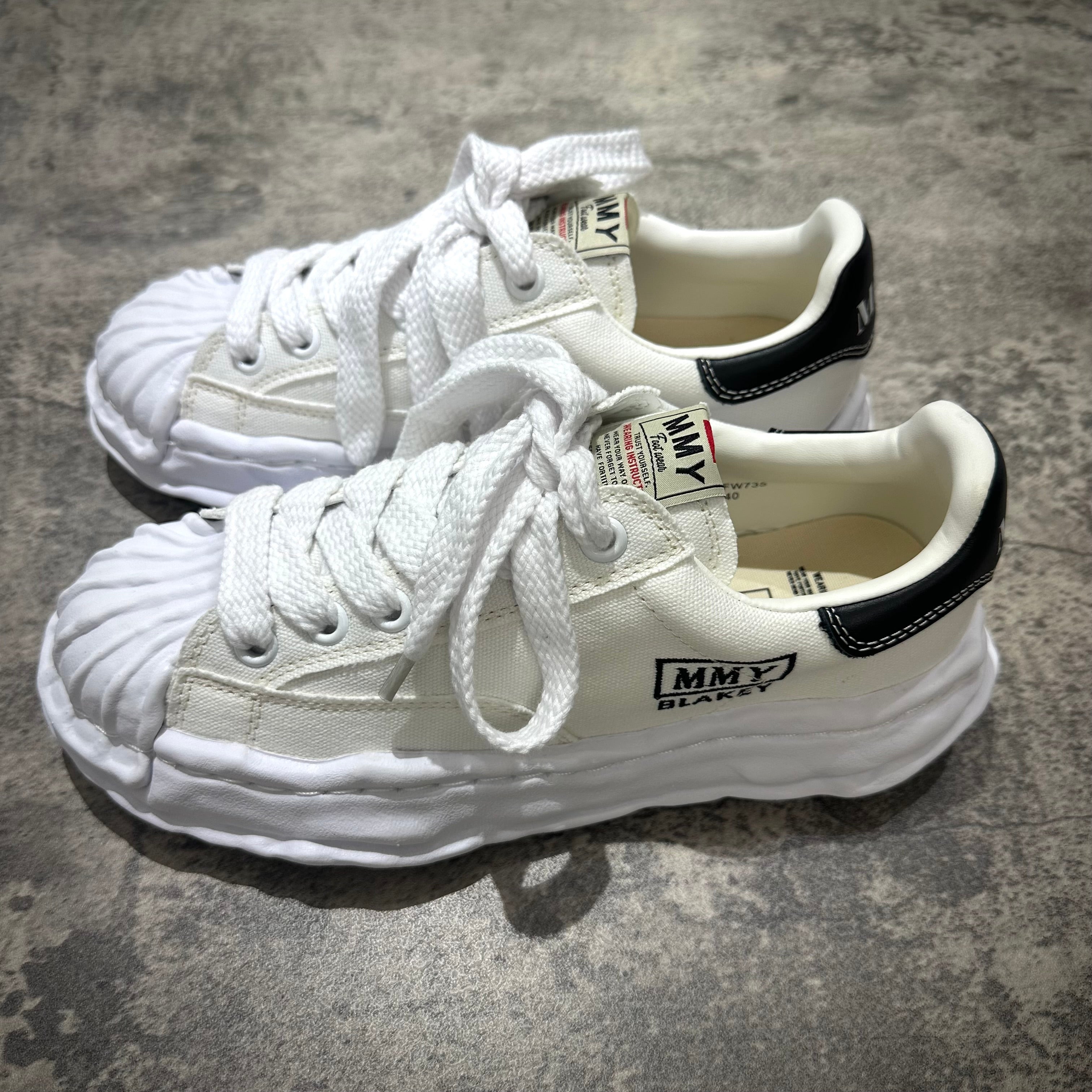MMY BLAKEY OG Canvas - White shoes, featuring a unique design with a white canvas upper and black accents.