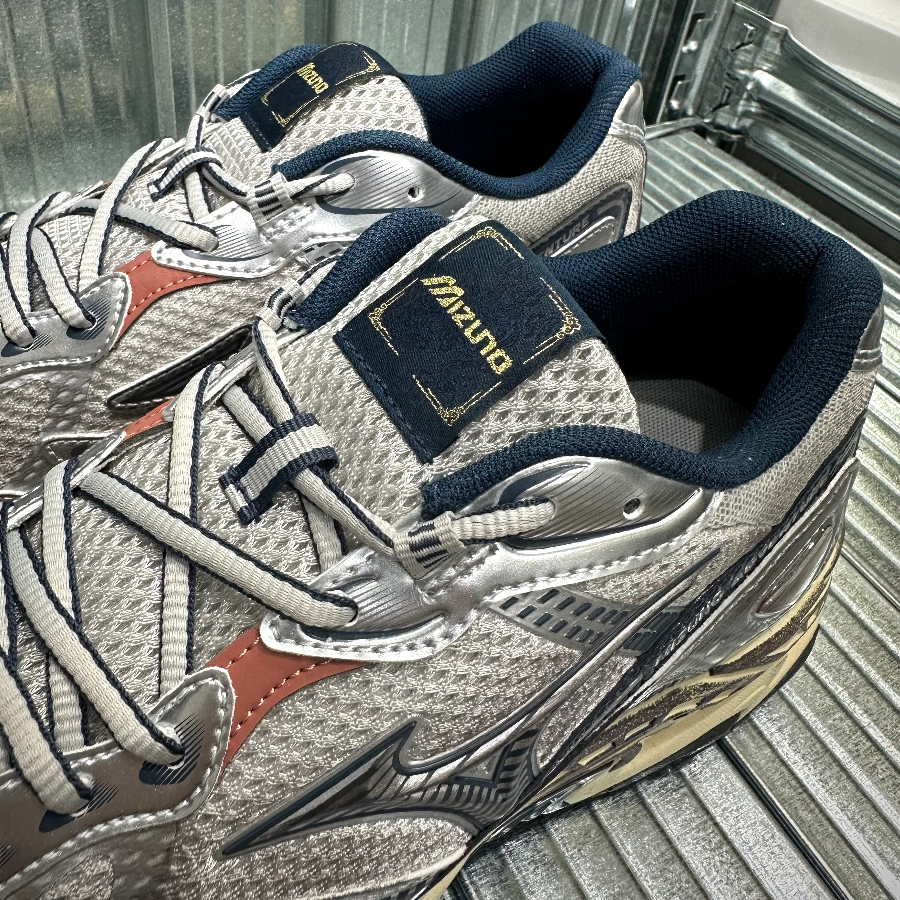 Mizuno Adventure - Silver Navy D1GH230106