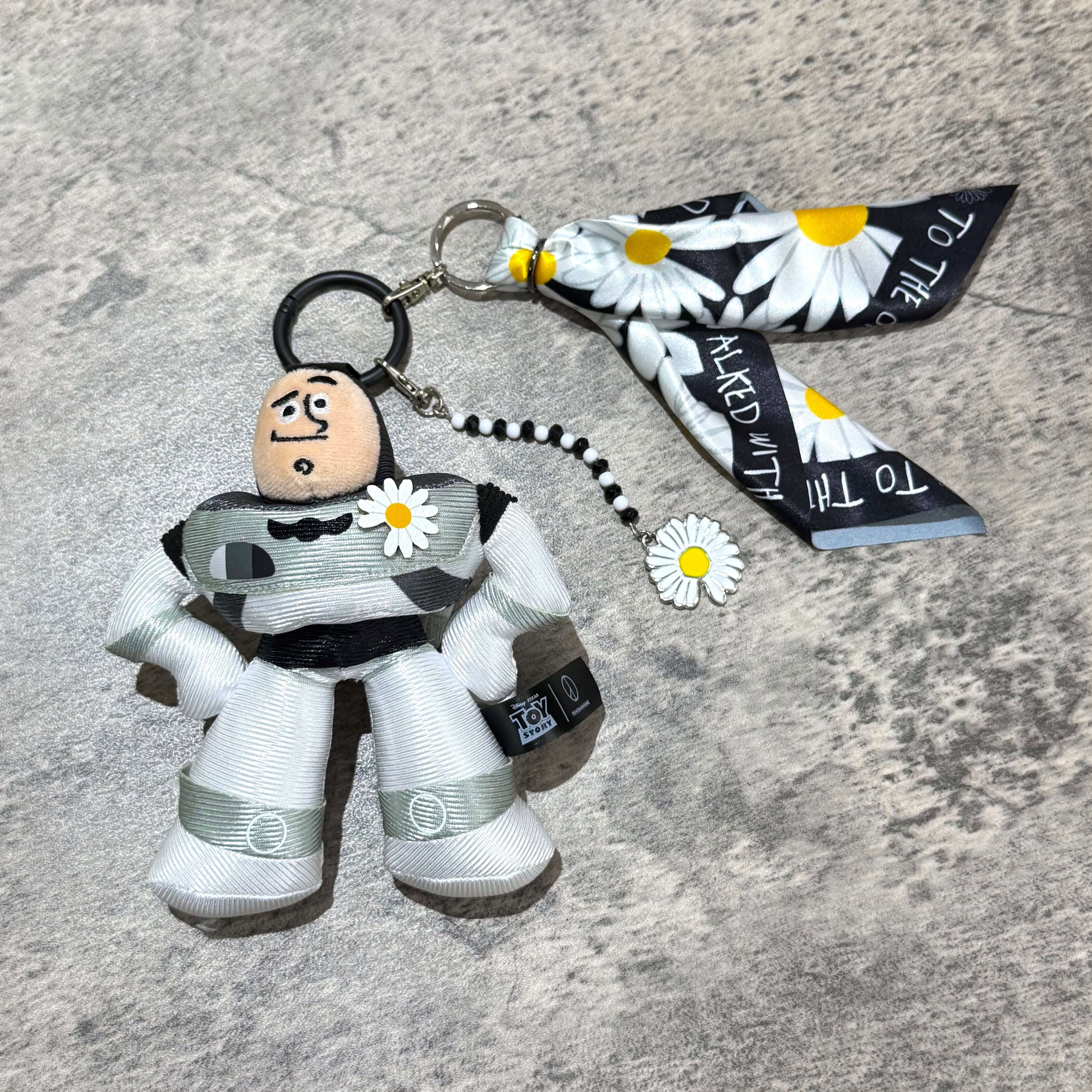 PEACEMINUSONE x Toy Story The First Fan - Plush Keyring 盲盒的巴斯光年公仔鑰匙圈,附帶小花裝飾。