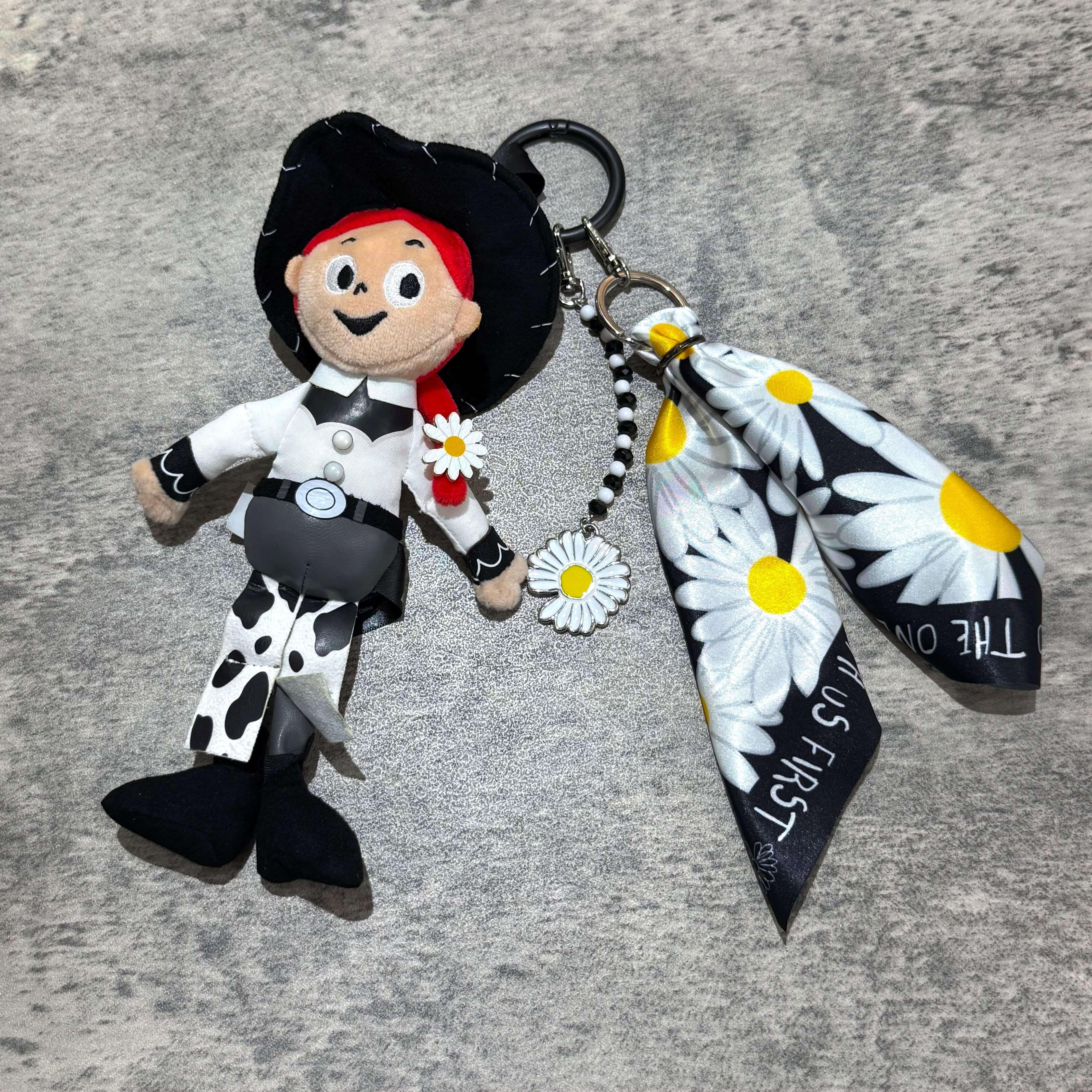 PEACEMINUSONE x Toy Story The First Fan - Plush Keyring 盲盒 (已開) 的洋娃娃設計,配有花朵裝飾及飾品。