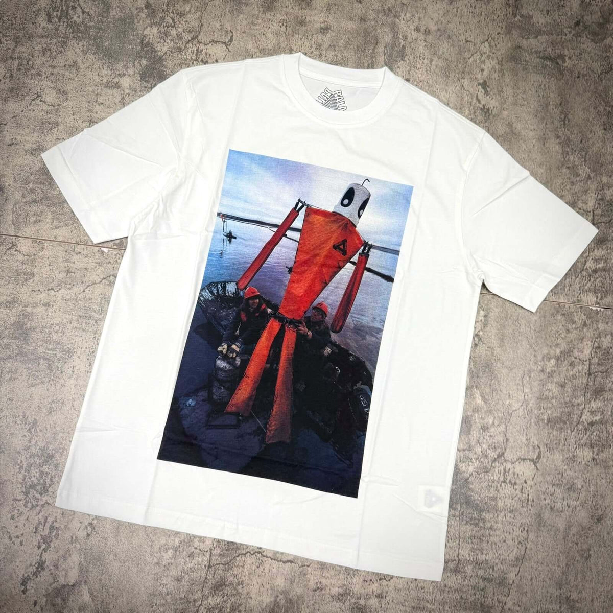現貨 Palace Slick Tee - White上有一幅創意圖案,展現獨特設計和風格。
