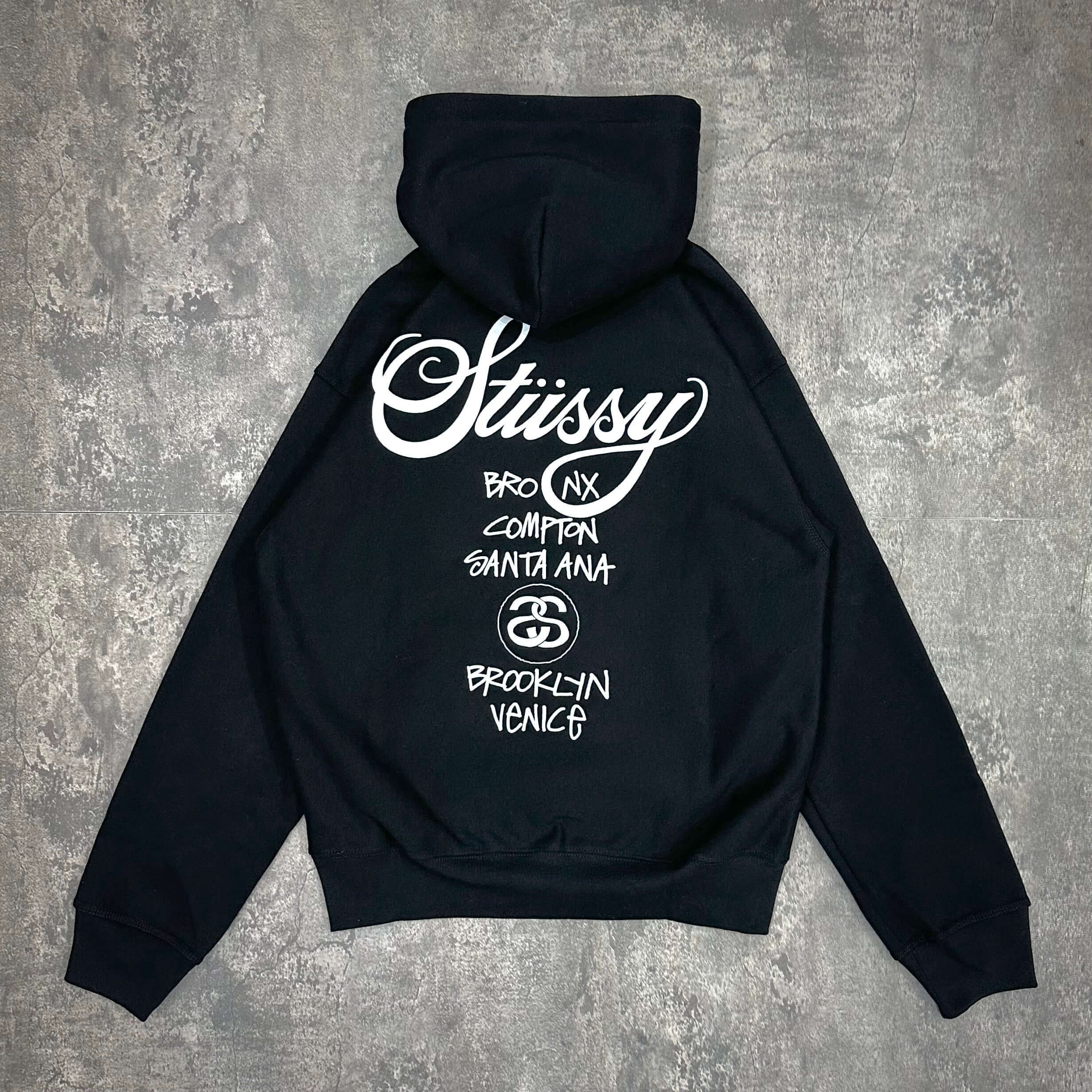 現貨 Stussy World Tour Zip Hoodie - Navy / Black / Grey 背面設計,展示多個城市名稱及品牌標誌
