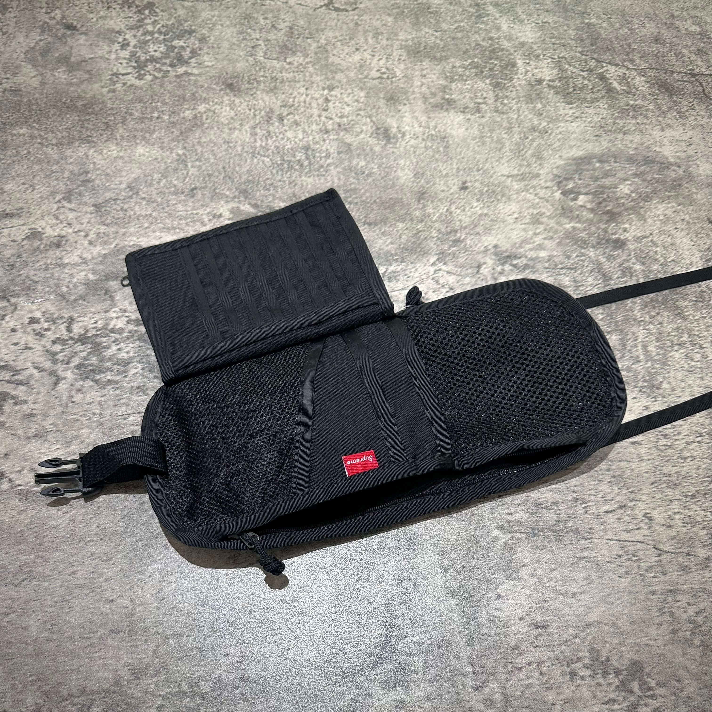 Supreme x The North Face RTG Utility Pouch - Black inside