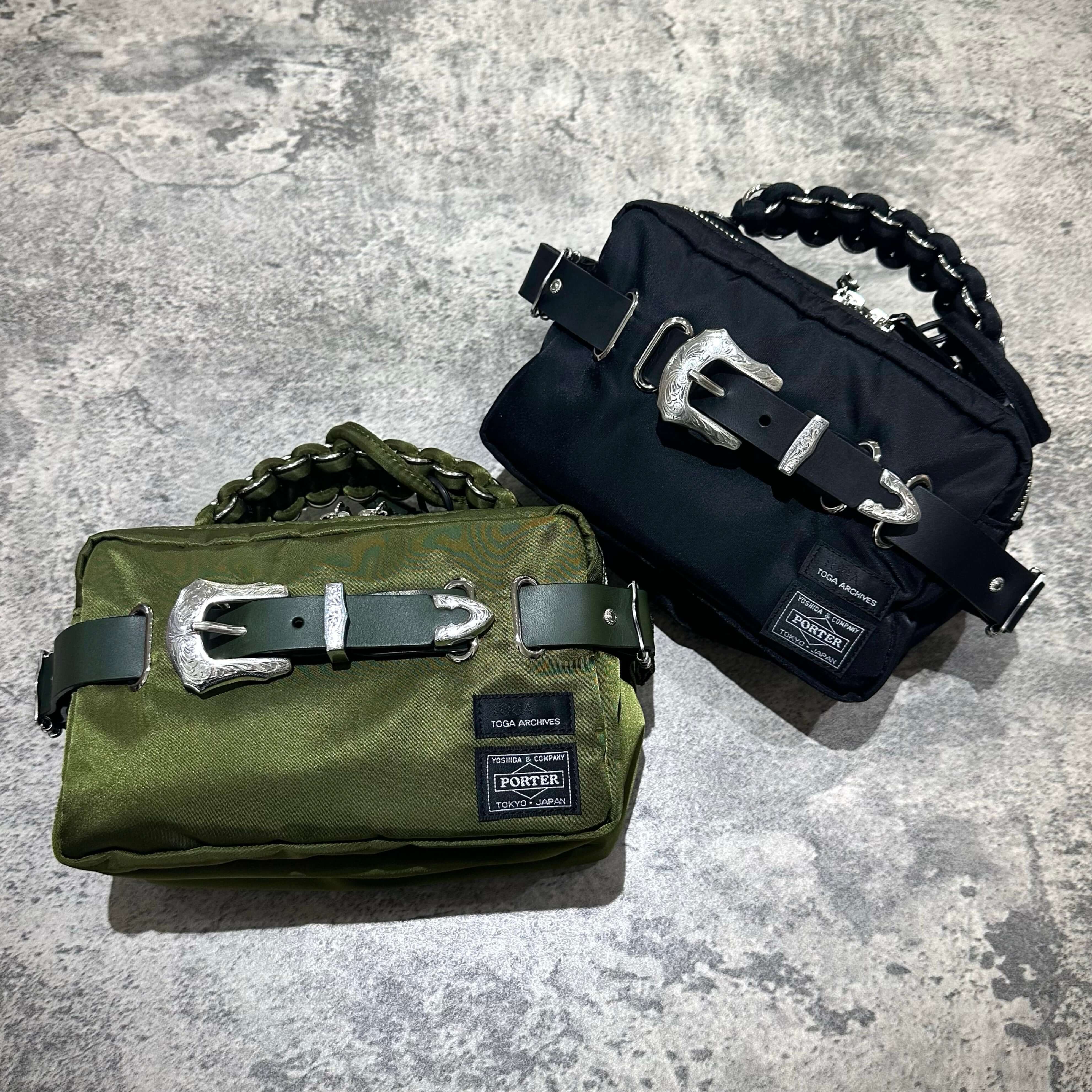 現貨 TOGA x PORTER Shoulder Hand Bag SP,搭配綠色和黑色兩款,設計獨特,展示手拿包細節。