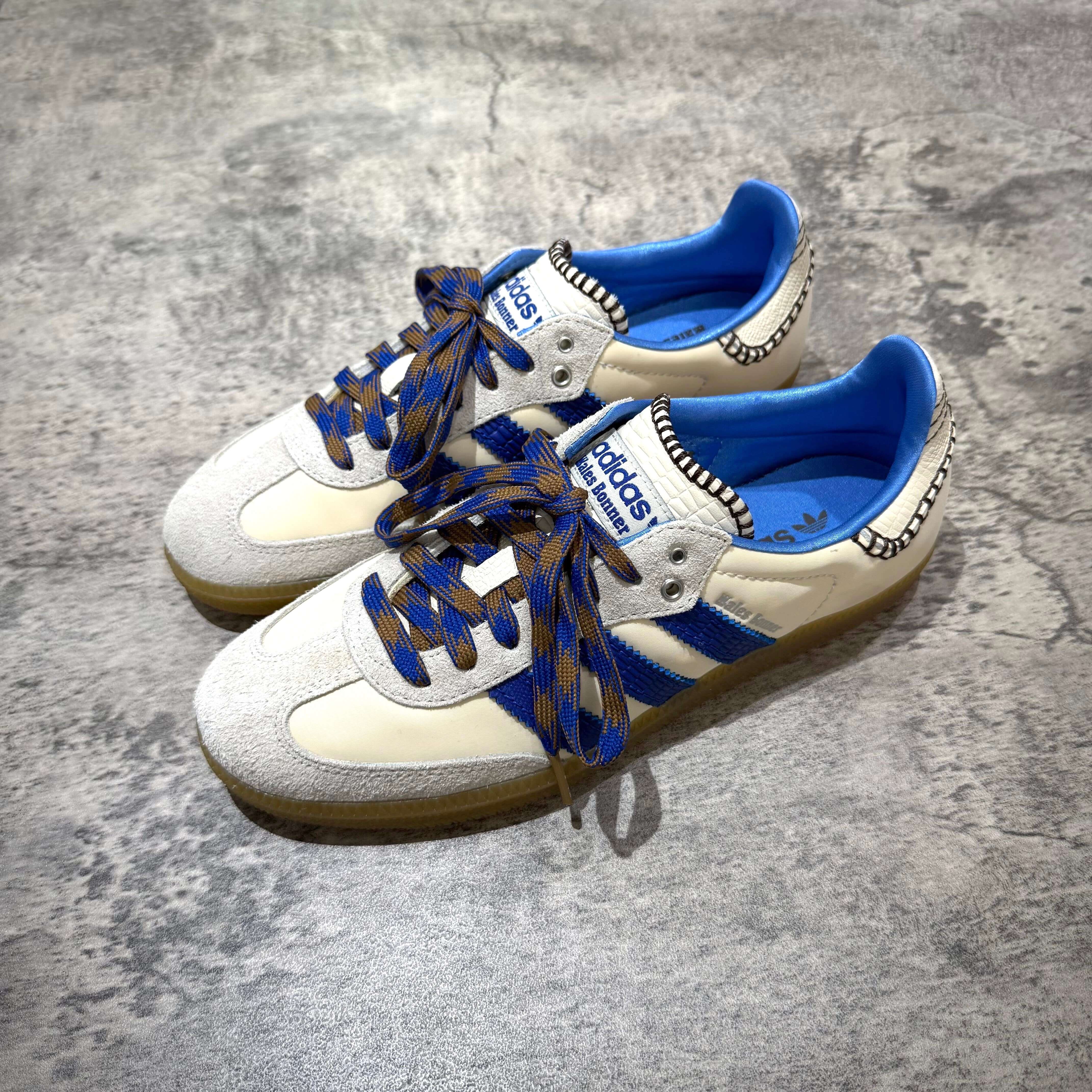威爾斯·邦納 x Adidas Originals Samba 尼龍鞋款,採用奇幻陶土皇家藍配色,搭配藍色鞋帶與經典設計