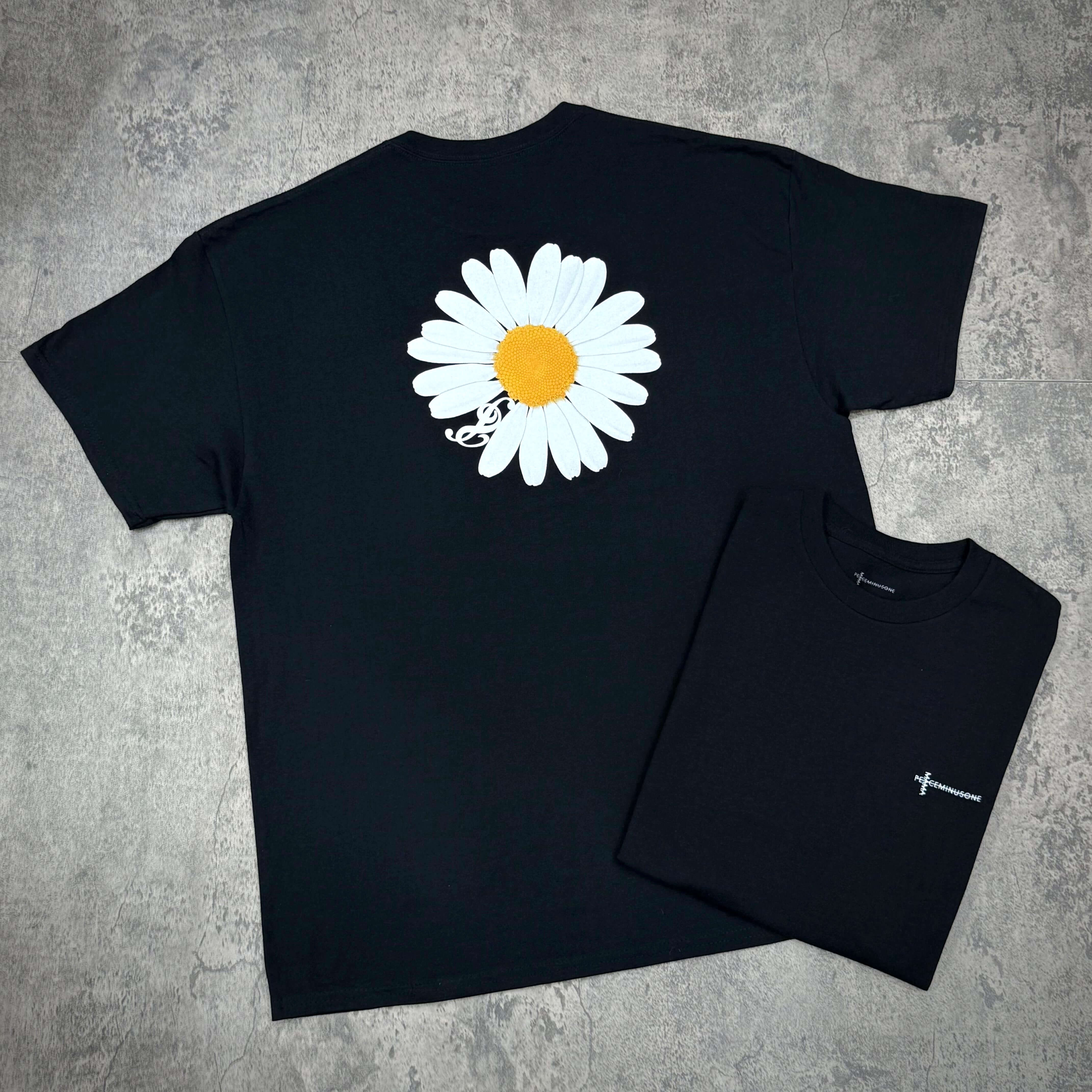 現貨 Peaceminusone G Dragon x 2025 MAMA Awards Tee,黑色T恤,背面有大雛菊圖案,前面印有小標誌