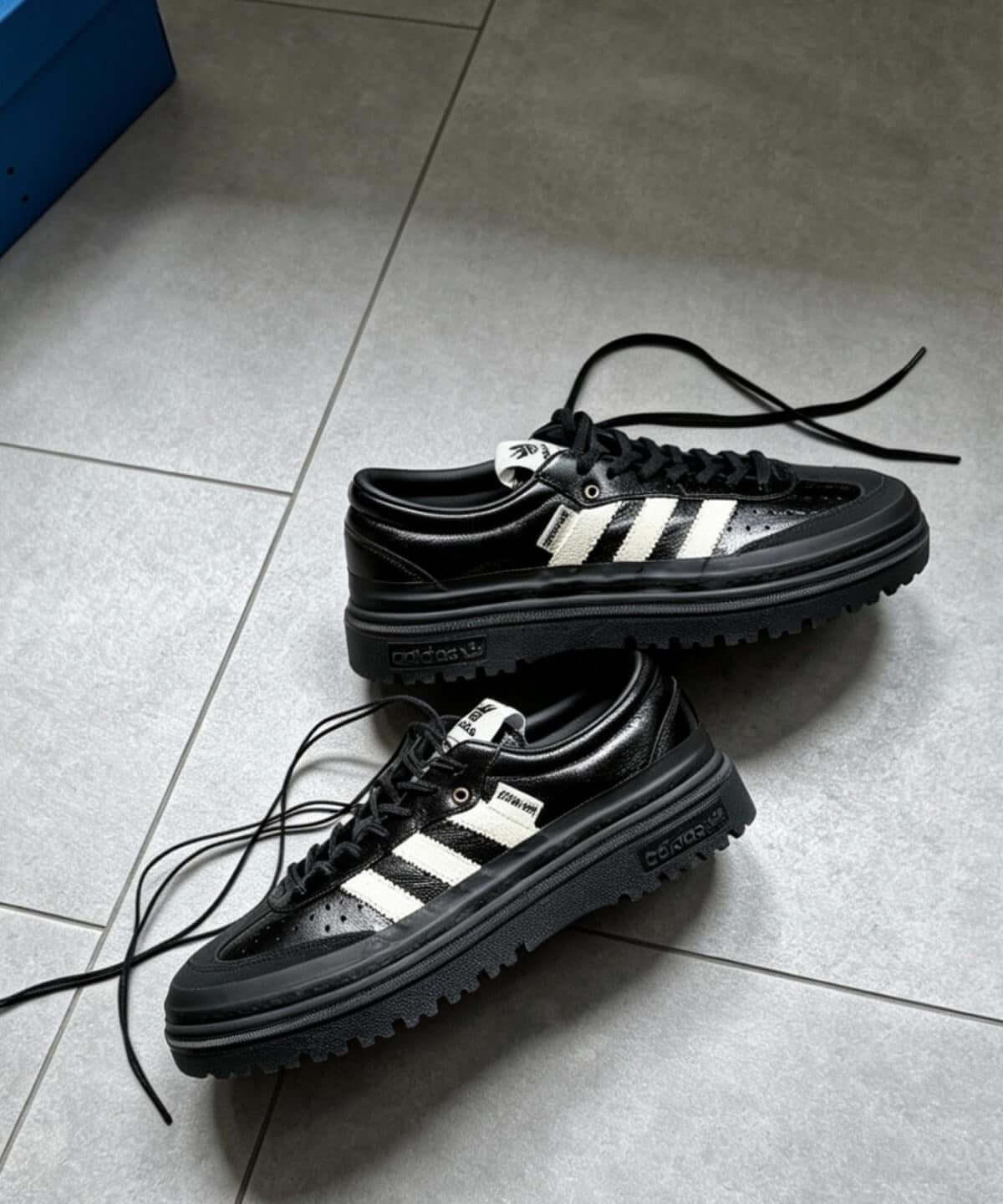 adidas Samba LX Freizeit x Song For The Mute 黑色運動鞋,特寫圖,展現獨特設計與質感。