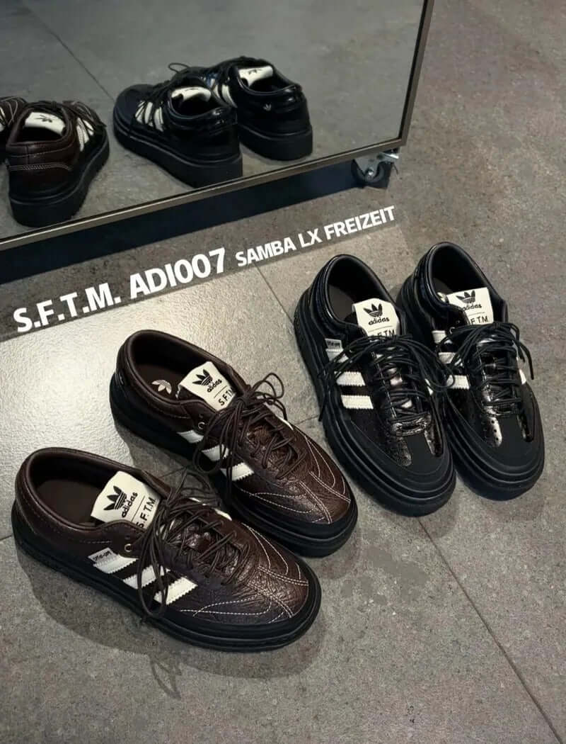 adidas Samba LX Freizeit x Song For The Mute 鞋子,黑色和棕色款式,展示於反射地面上。