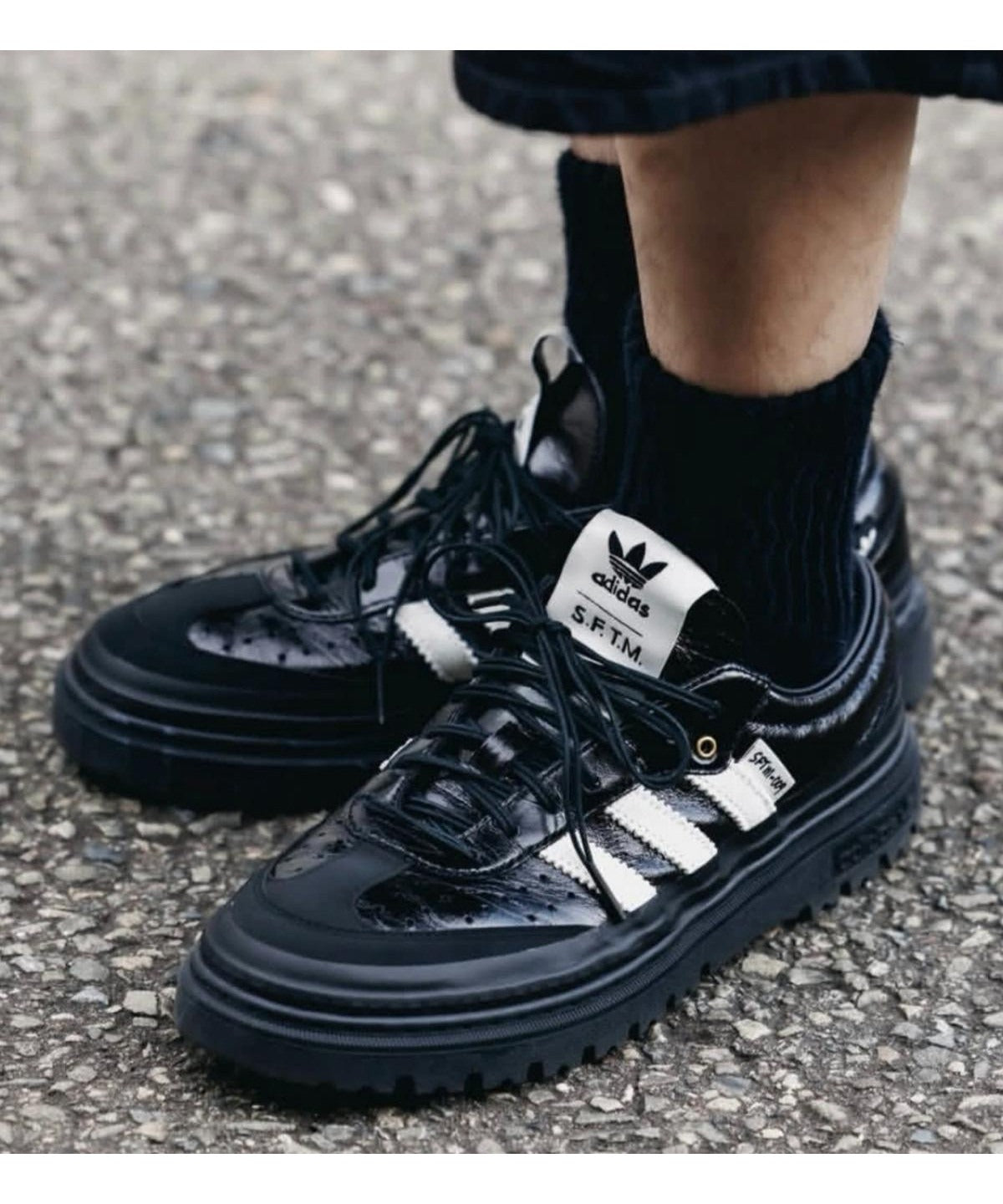 adidas Samba LX Freizeit x Song For The Mute 鞋款細節展示,黑色搭配白色條紋設計,適合休閒穿搭。