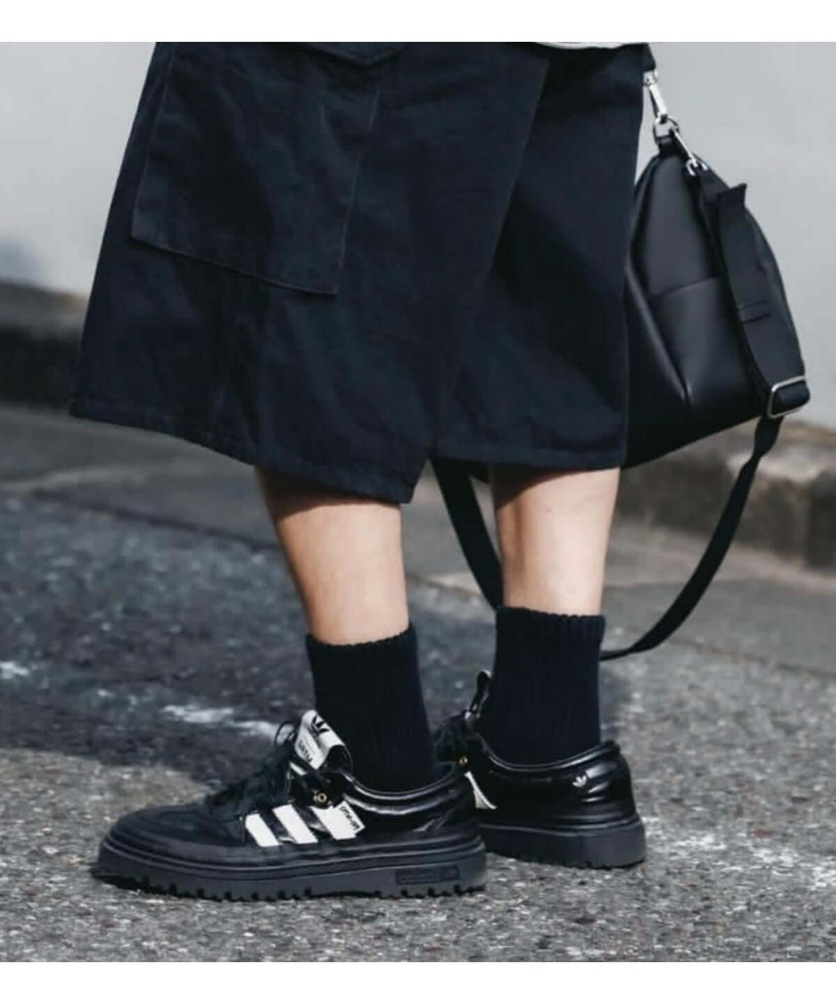 adidas Samba LX Freizeit x Song For The Mute 穿搭,黑色短褲與黑色襪子搭配黑色鞋子