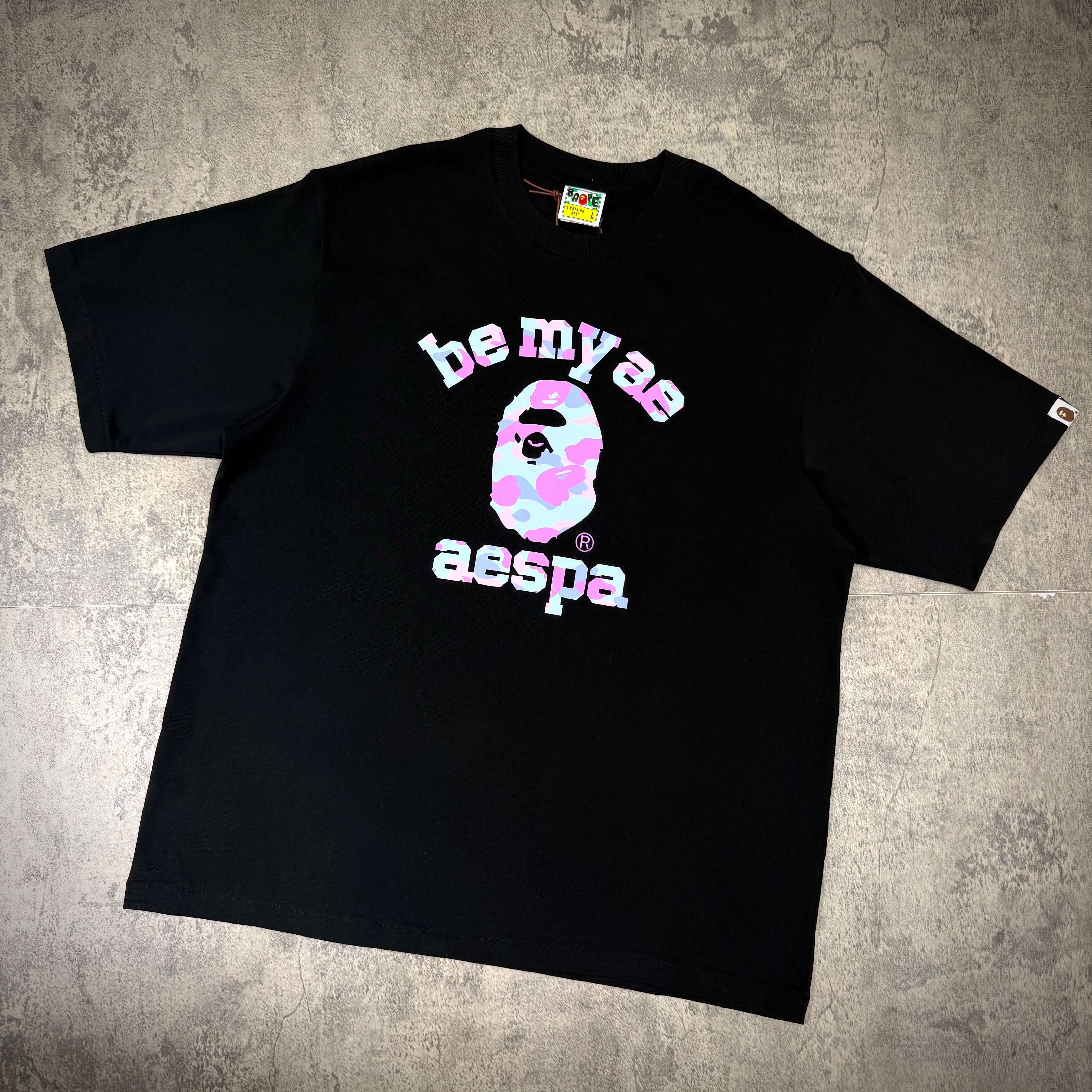 現貨 aespa x BAPE College Relaxed Fit Tee,黑色,印有彩色圖案的寬鬆T恤。